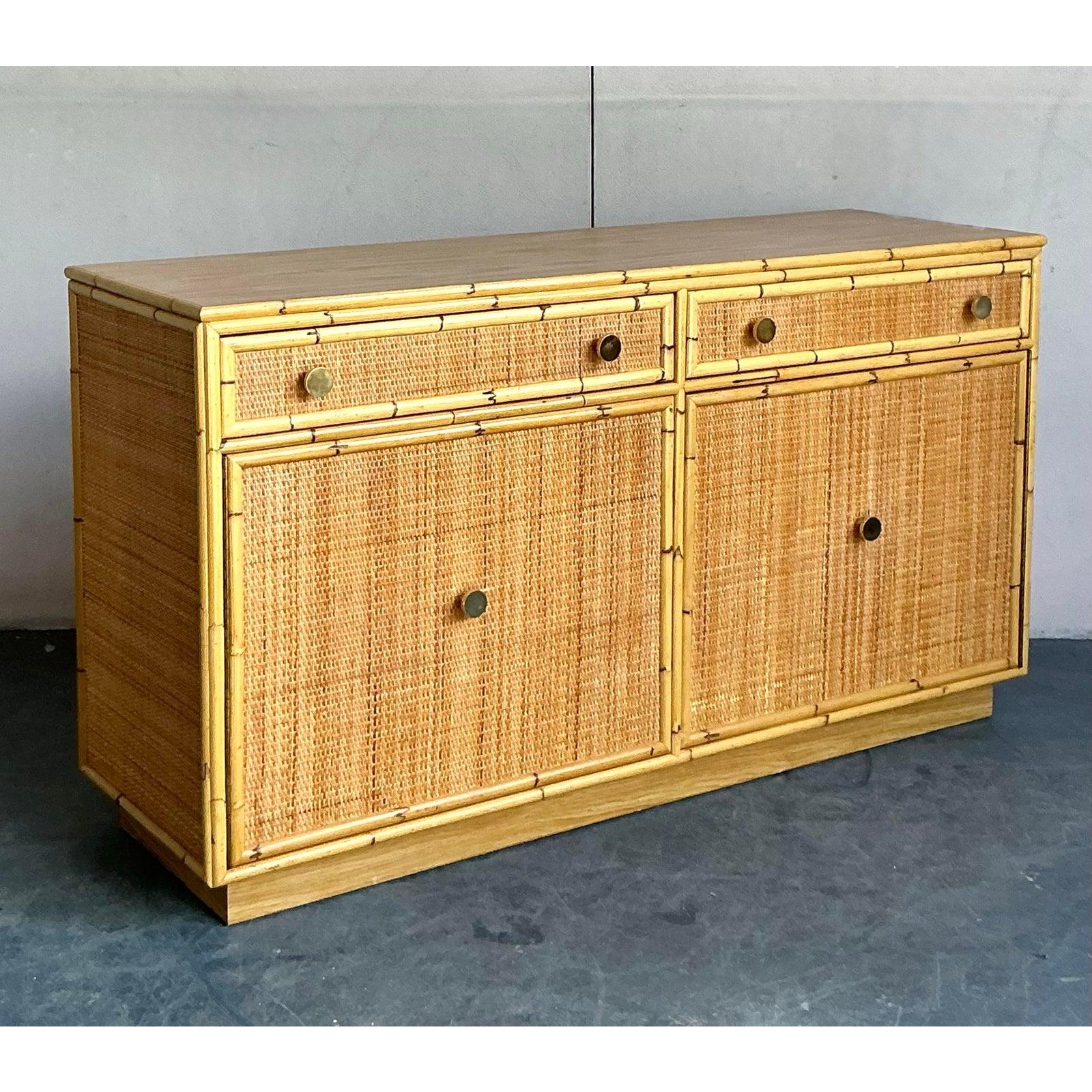 Introduisez une touche de sophistication de type station balnéaire dans votre intérieur avec cette exceptionnelle crédence vintage du célèbre fabricant américain Bielecky Brothers. Fabriquée de main de maître, cette pièce présente un cadre classique