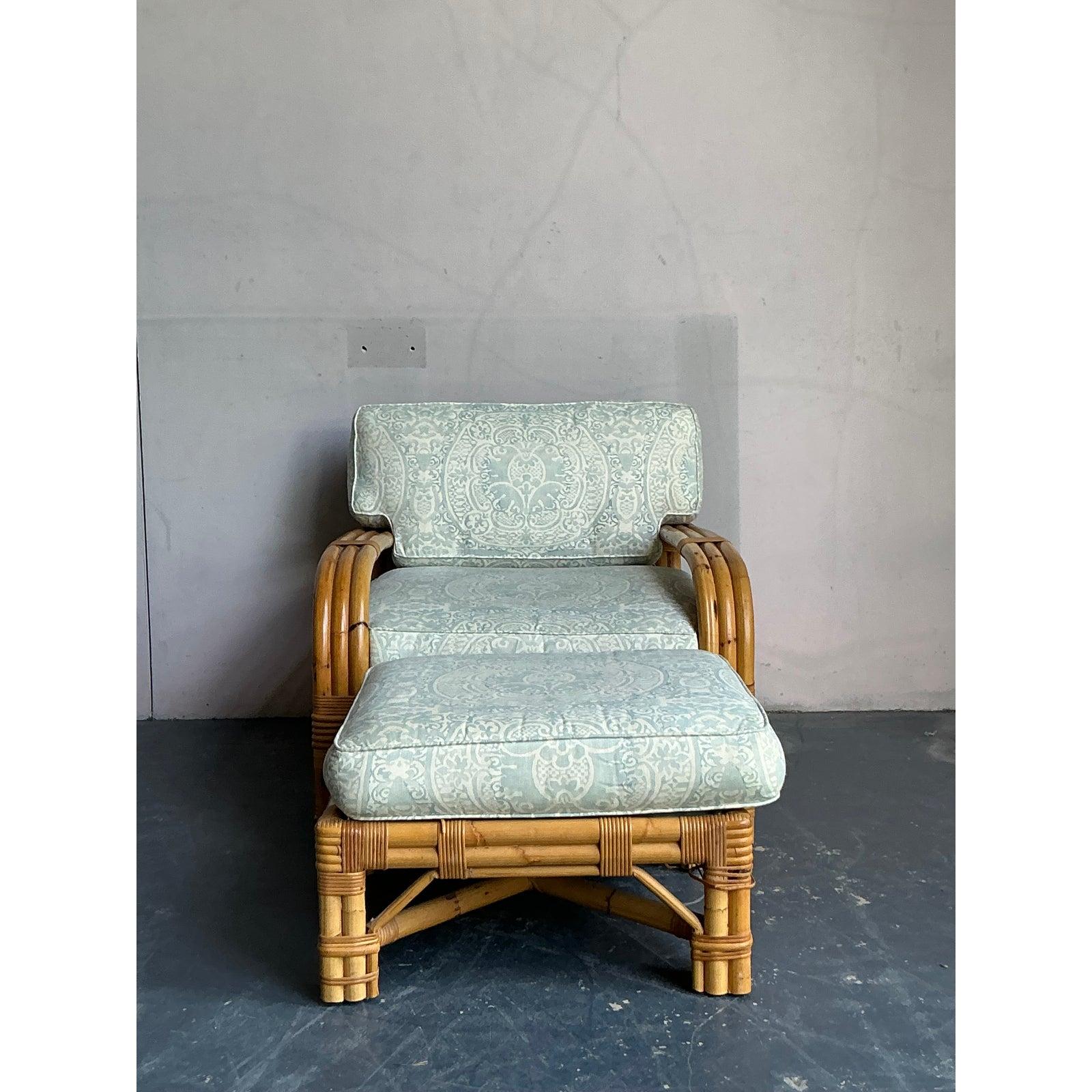 Cet ensemble exceptionnel de chaise longue et d'ottoman assorti, créé par les célèbres frères Bielecky, offre un mélange ultime de confort et de design côtier haut de gamme du milieu du siècle. Fabriquées en rotin naturel épais, les pièces