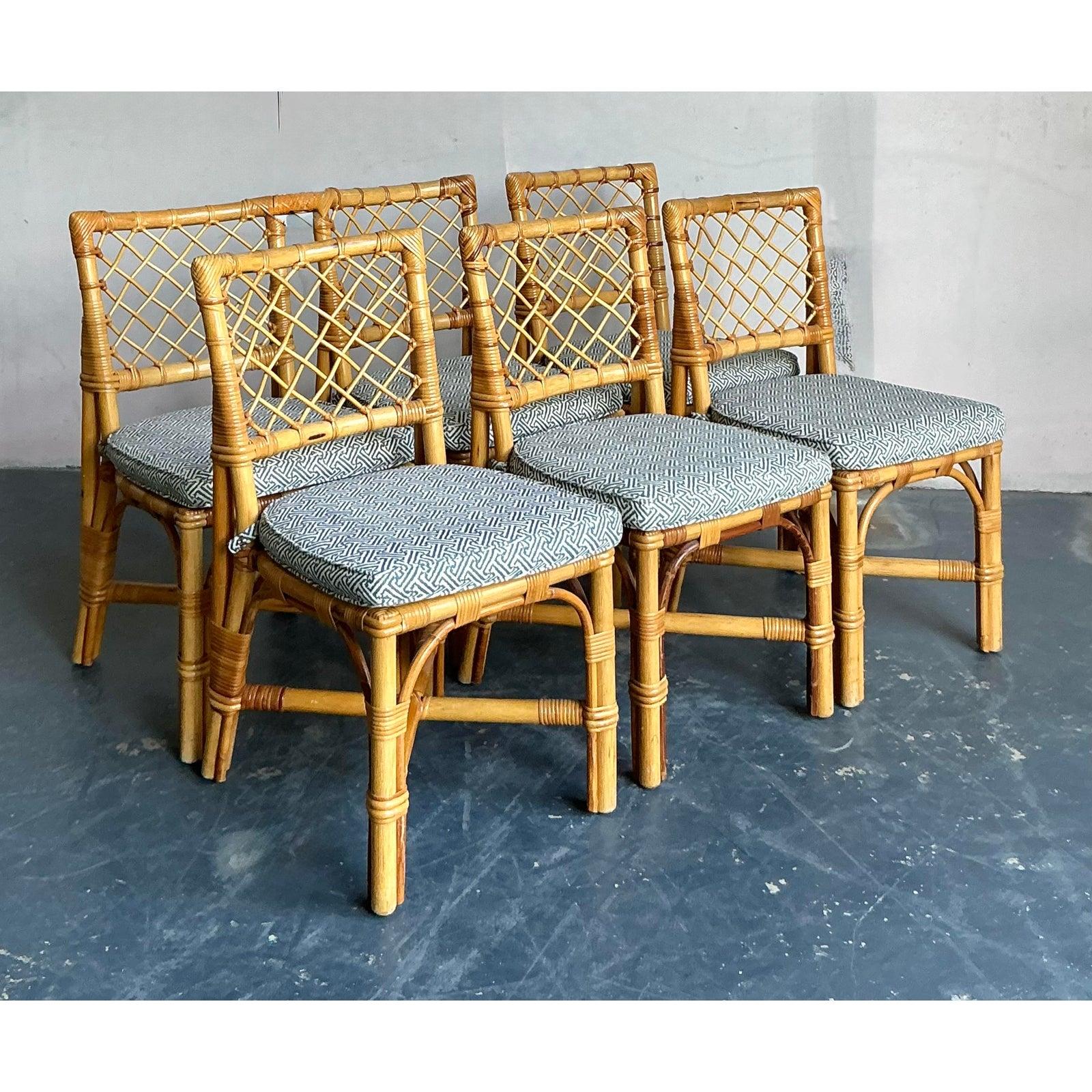 Questo eccezionale set di sei sedie da pranzo, realizzato dai rinomati Bielecky Brothers, è un esempio dei migliori mobili in rattan americani del Mid-Century. Ogni sedia è realizzata in un robusto rattan in stile bambù, con le classiche giunture