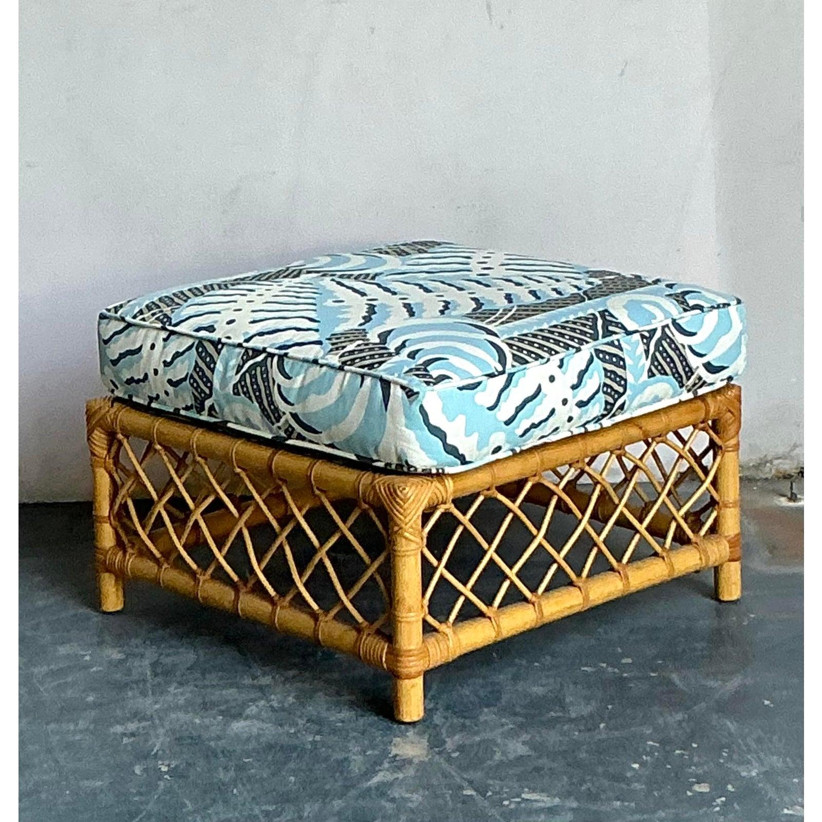 Esta elegante otomana vintage complementa a la perfección los sofisticados asientos de salón tropical, con una construcción robusta y un tapizado de alta gama. El armazón es de ratán cálido y natural, con las tradicionales uniones atadas, y los