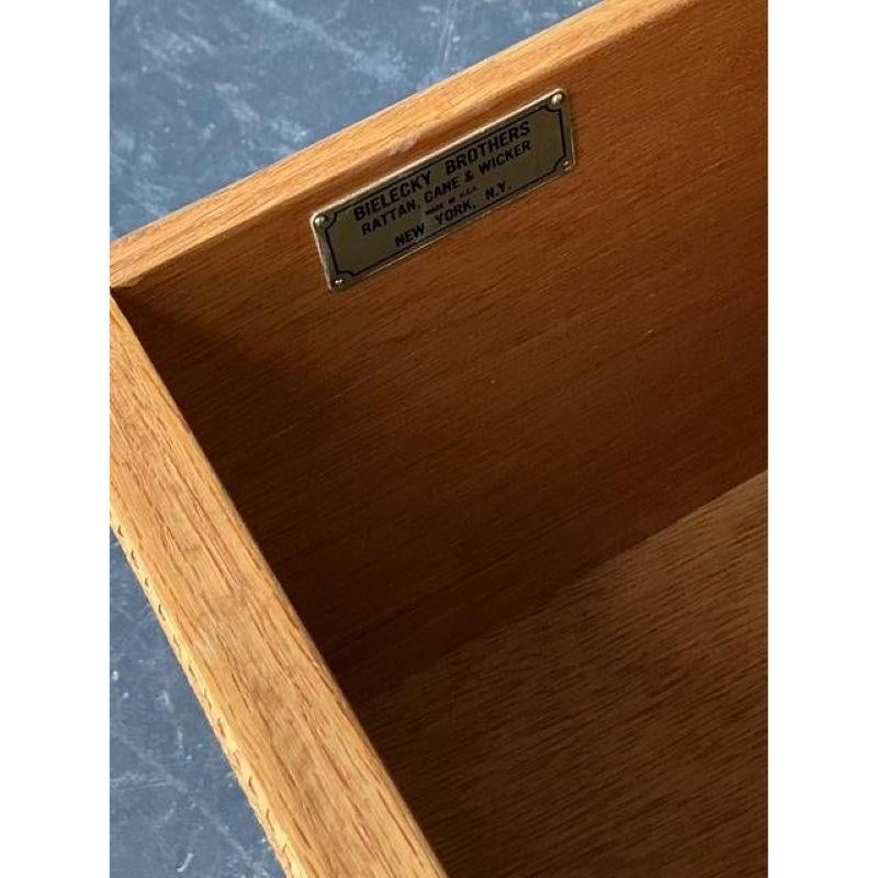 Diese außergewöhnliche lange Kommode der renommierten New Yorker Firma Bielecky Brothers stellt den Höhepunkt der in Amerika hergestellten Rattanmöbel dar, die für ihre Qualität und ihr anspruchsvolles Design sehr geschätzt werden. Das Mitte des 20.