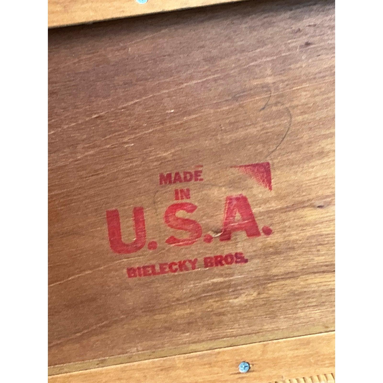 Questo comodino individuale, testimonianza dell'eredità duratura dell'artigianato americano di Bielecky Brothers, combina la funzionalità con un sofisticato stile Mid-Century Coastal. La struttura è interamente rivestita di materiali naturali, con