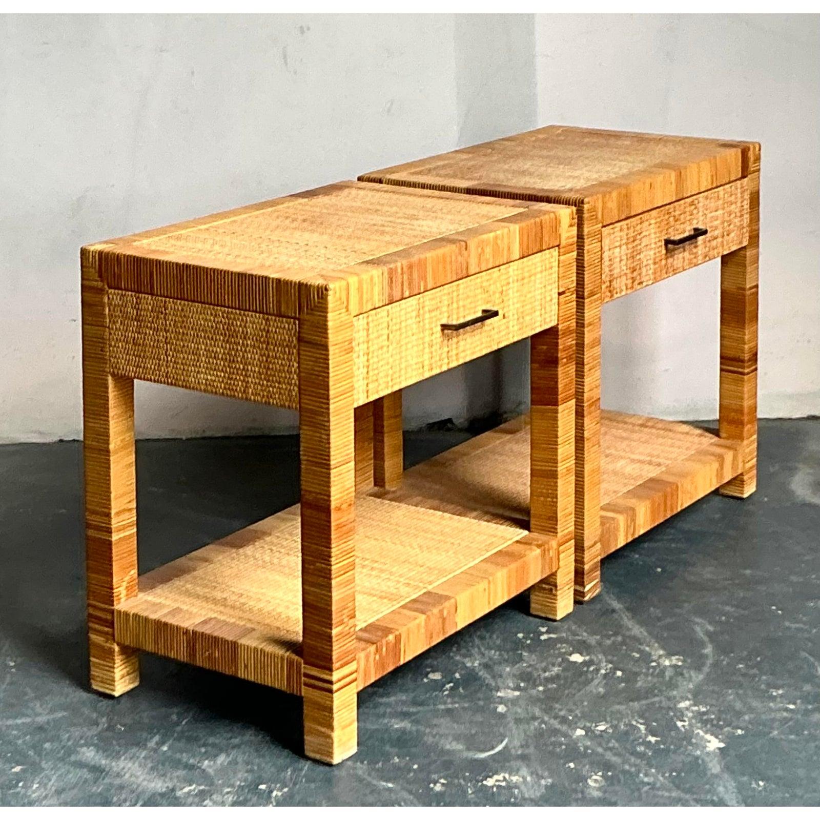 Hollywood Regency Comodini in rattan intrecciato dei fratelli Bielecky Brothers, vintage, una coppia in vendita