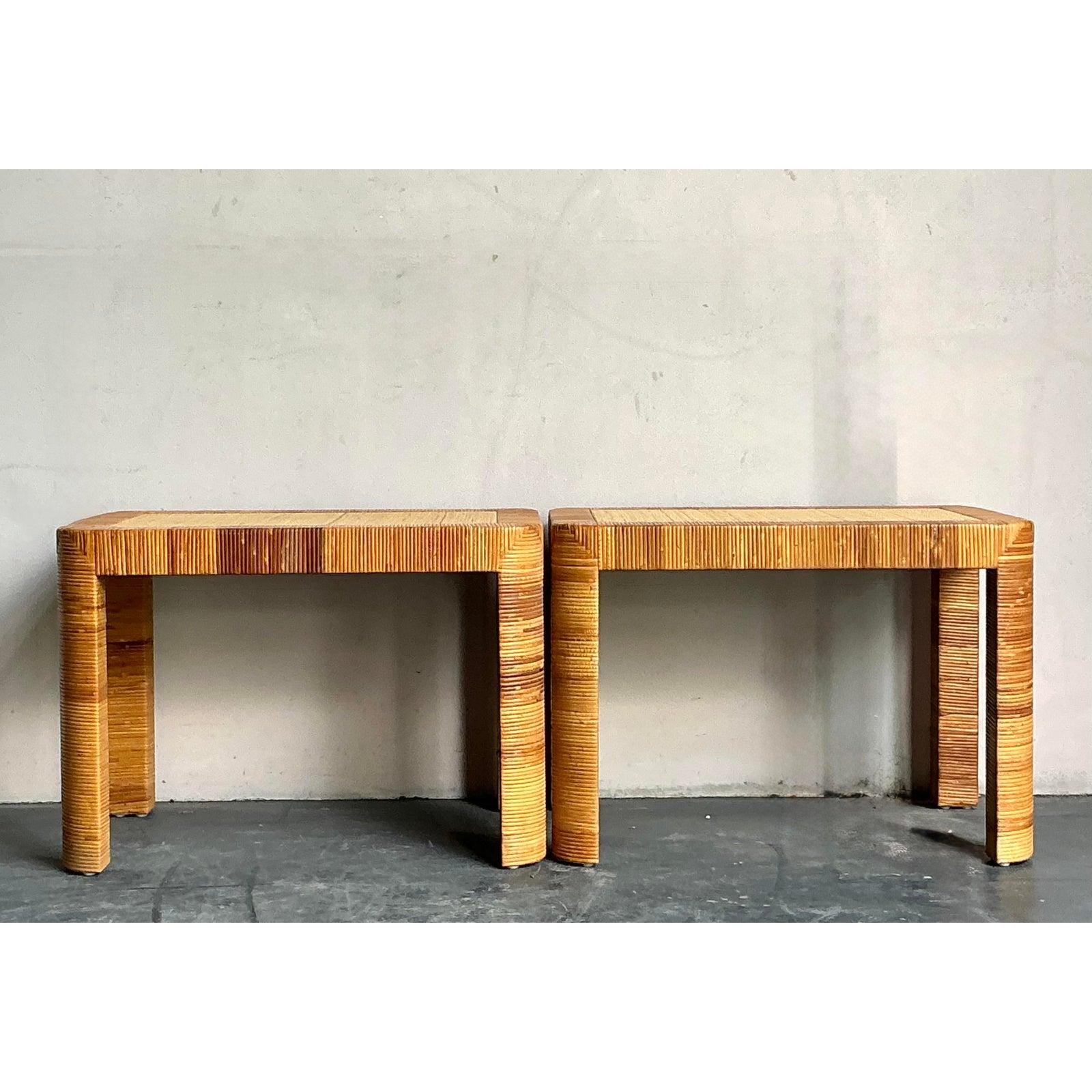 Questa squisita coppia di panche o tavolini oversize della stimata Bielecky Brothers mostra un'impareggiabile abilità artigianale in materiali naturali. Risalenti al periodo del Mid-Century, i pezzi presentano una silhouette minimalista a cascata,