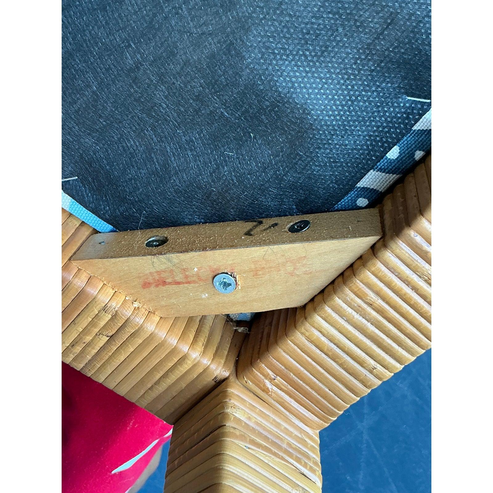 Questa sofisticata coppia di sedie da pranzo della stimata Bielecky Brothers combina linee pulite e architettoniche con una ricca texture organica. I telai sono realizzati con canne di rattan verticali strettamente legate, per ottenere un aspetto