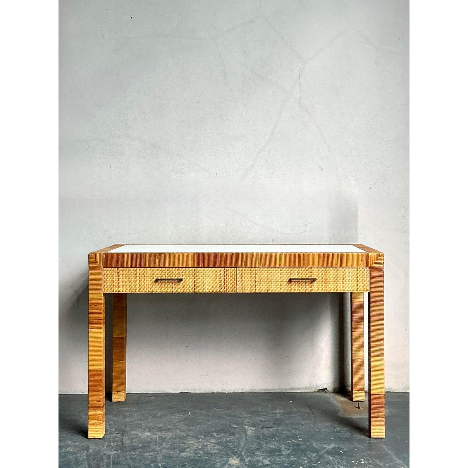 Questo squisito tavolo da scrivania o consolle di Bielecky Brothers è un esempio di design di alta qualità del Mid-Century americano, che fonde materiali naturali con un'estetica nitida e contemporanea. Il tavolo presenta una forma pulita e