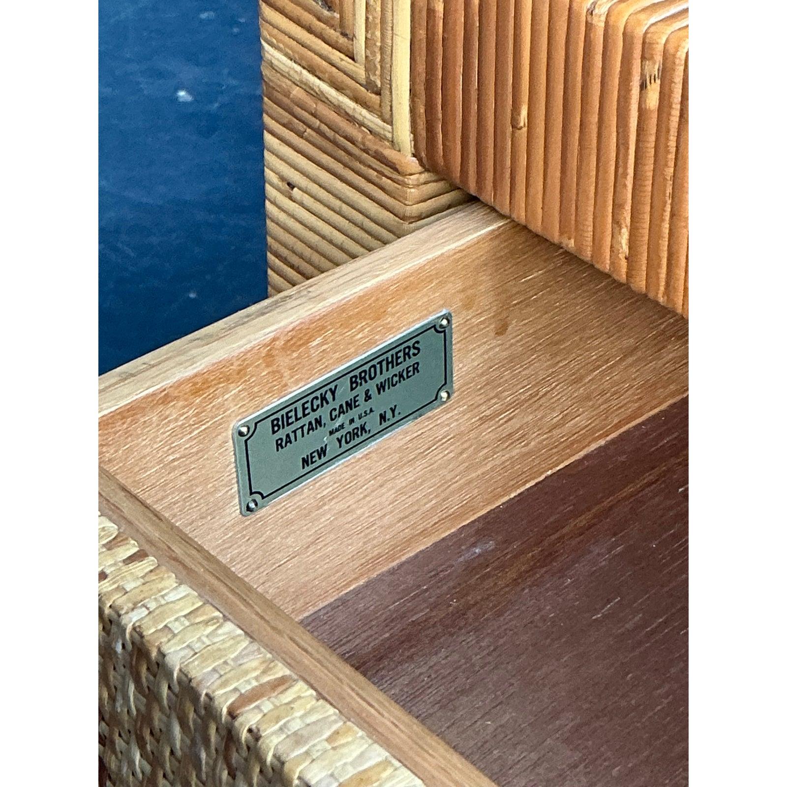 Mid-Century moderno Scrivania vintage in rattan avvolto di Bielecky Brothers in vendita