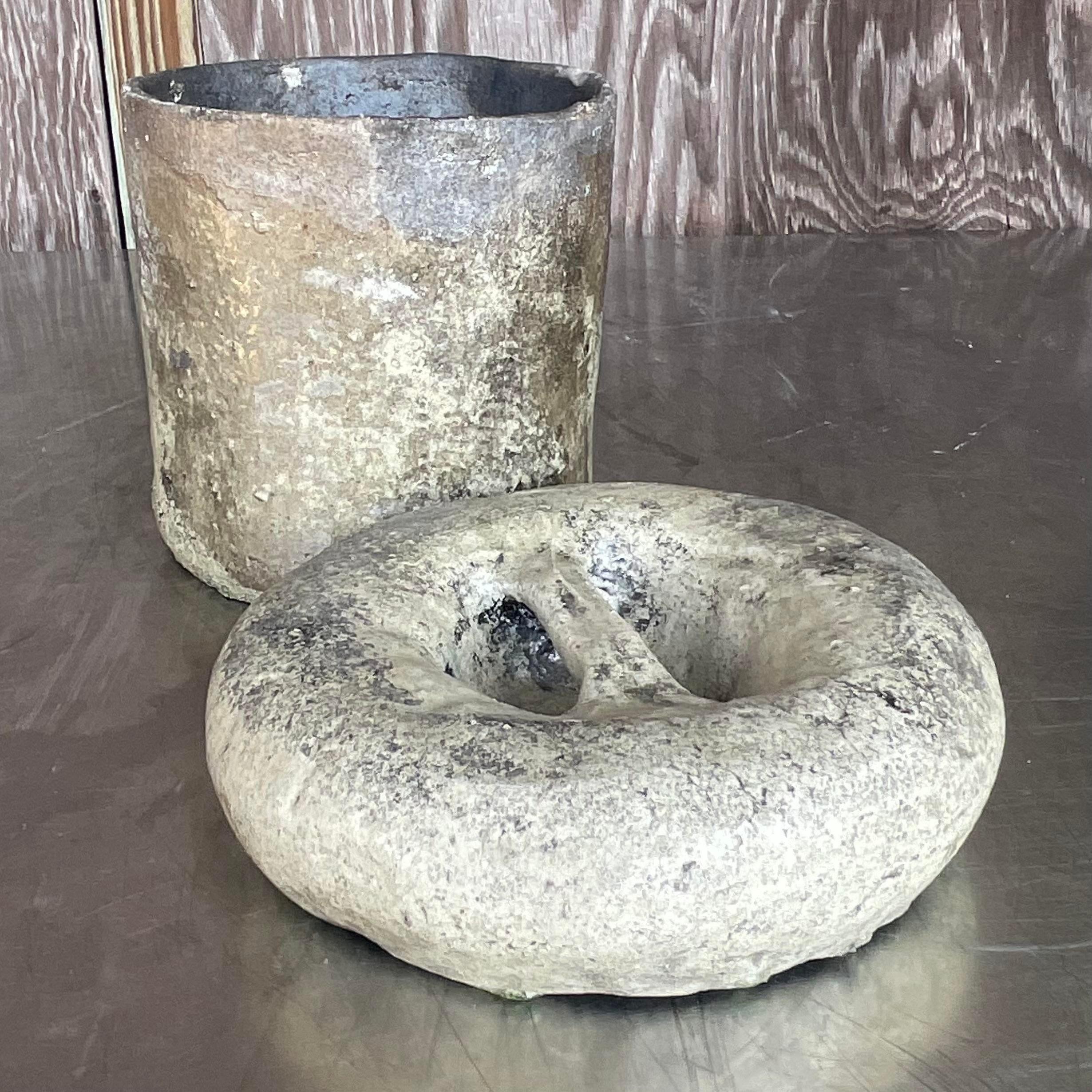 Questo vaso con coperchio in Studio Pottery biomorfico vintage di Boho ha una forma organica e tonalità terrose, ideale per aggiungere un fascino unico e artigianale a qualsiasi spazio.