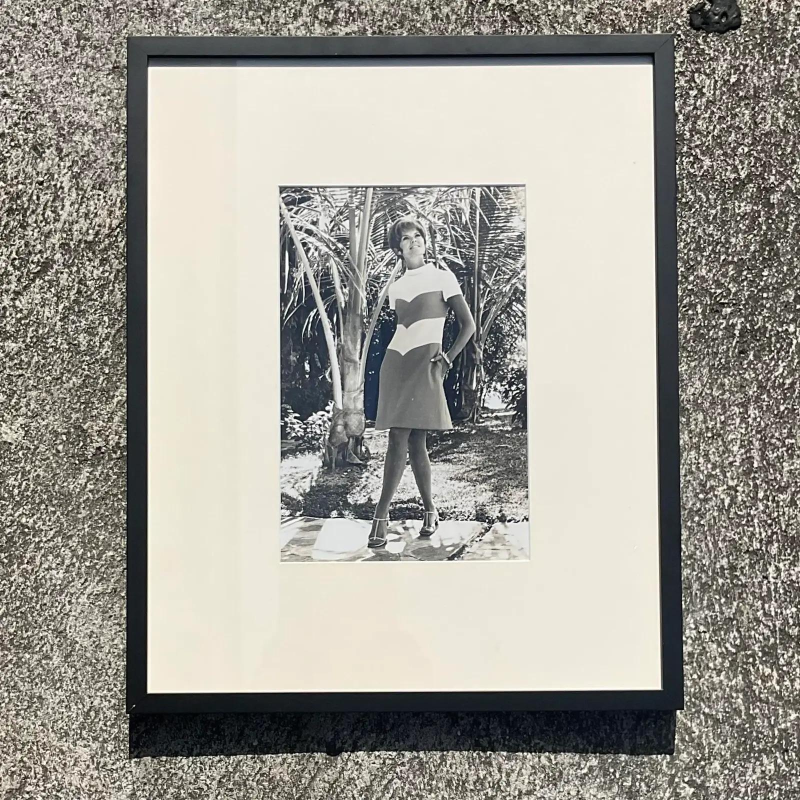 Une fantastique photographie vintage en noir et blanc des années 70. Une photo de mode chic avec un look tropical. Nouvellement encadré avec un cadre noir simple et propre. Acquis d'une propriété de Palm Beach.