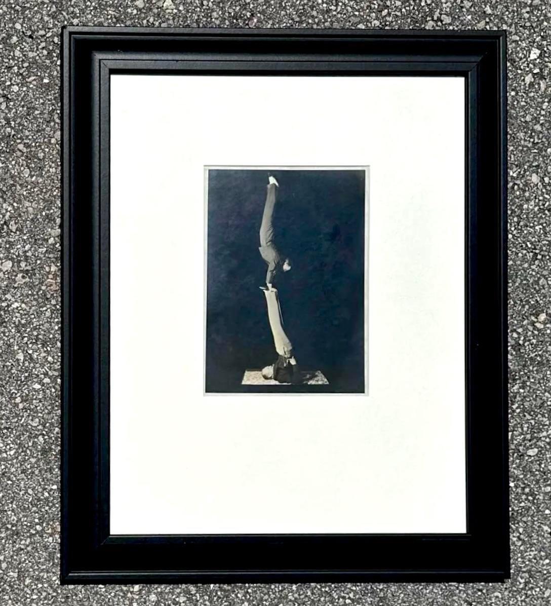 Vintage Boho Schwarz-Weiß-Foto von Akrobaten (Nordamerikanisch) im Angebot