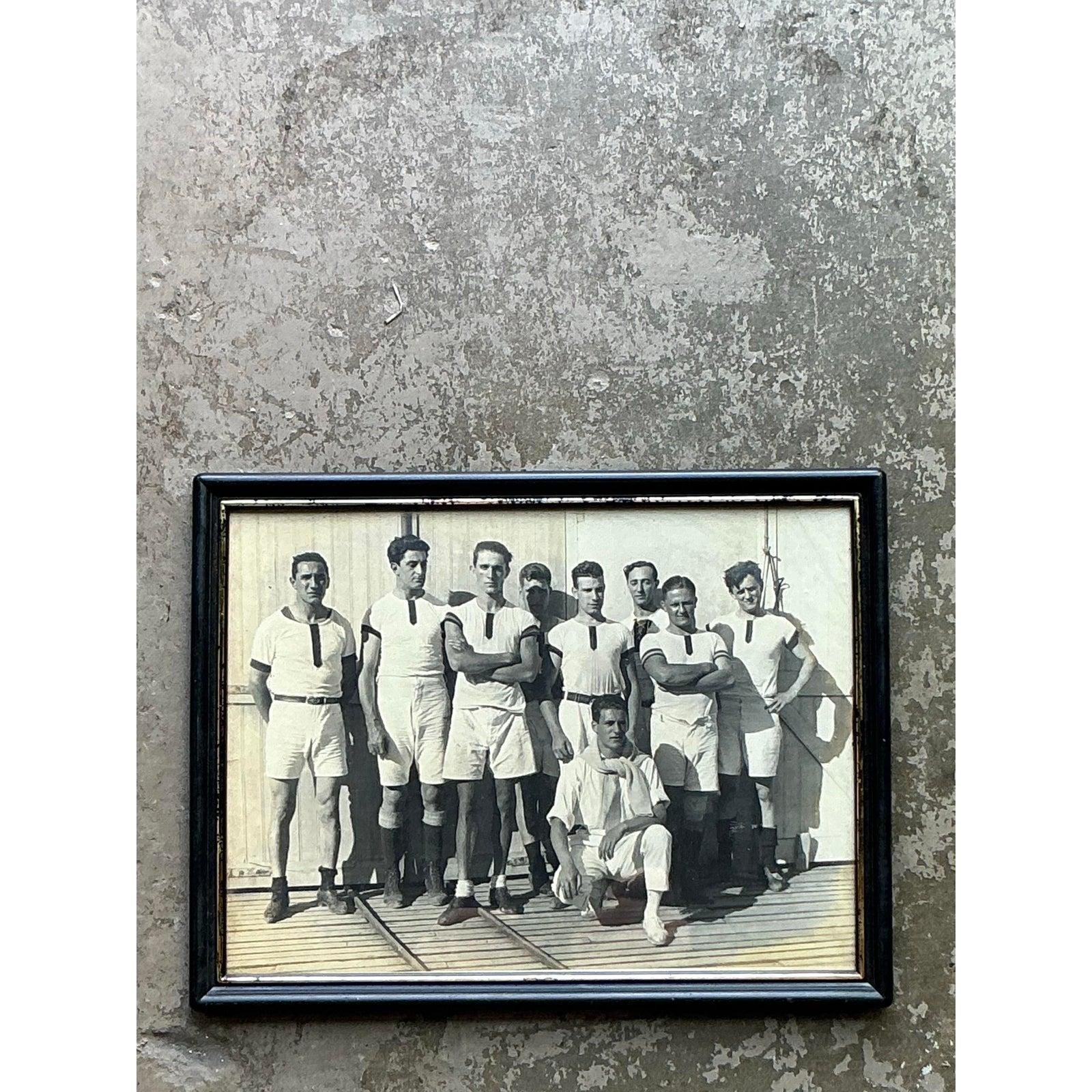 Vintage Boho Schwarz-Weiß Team Foto (20. Jahrhundert) im Angebot