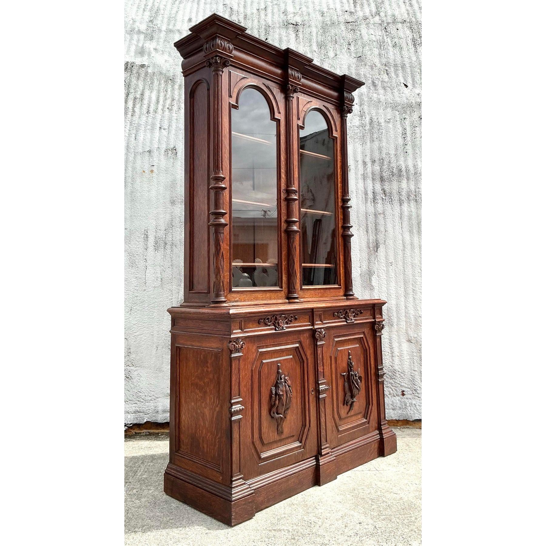 Ce meuble exquis de la Forêt-Noire est un chef-d'œuvre d'artisanat, avec des panneaux de bois richement détaillés, sculptés à la main, et des éléments architecturaux majestueux. La taille imposante et la présence impressionnante de cette armoire en