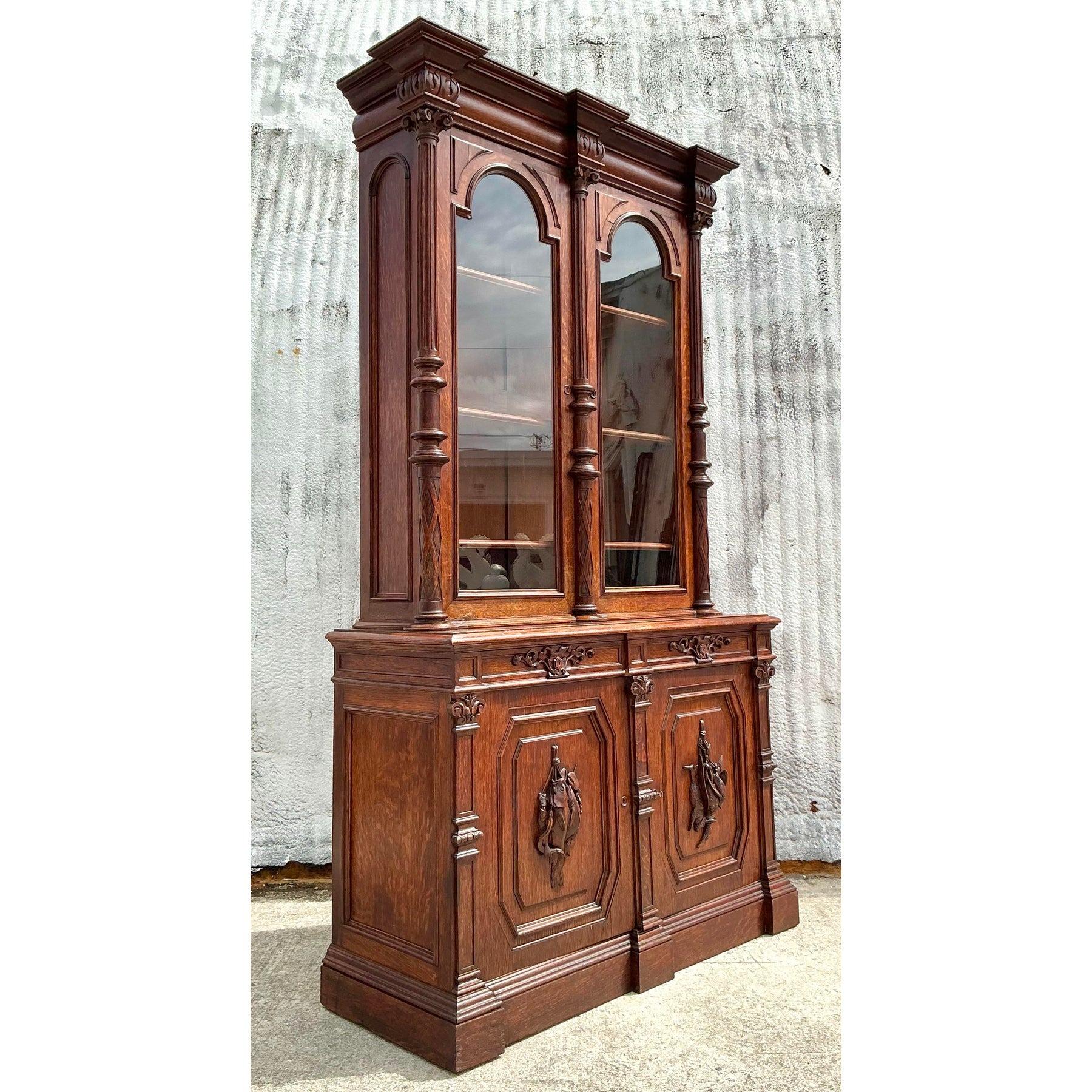 Forêt-Noire Vieille armoire sculptée Boho Black Forest Monumental en vente