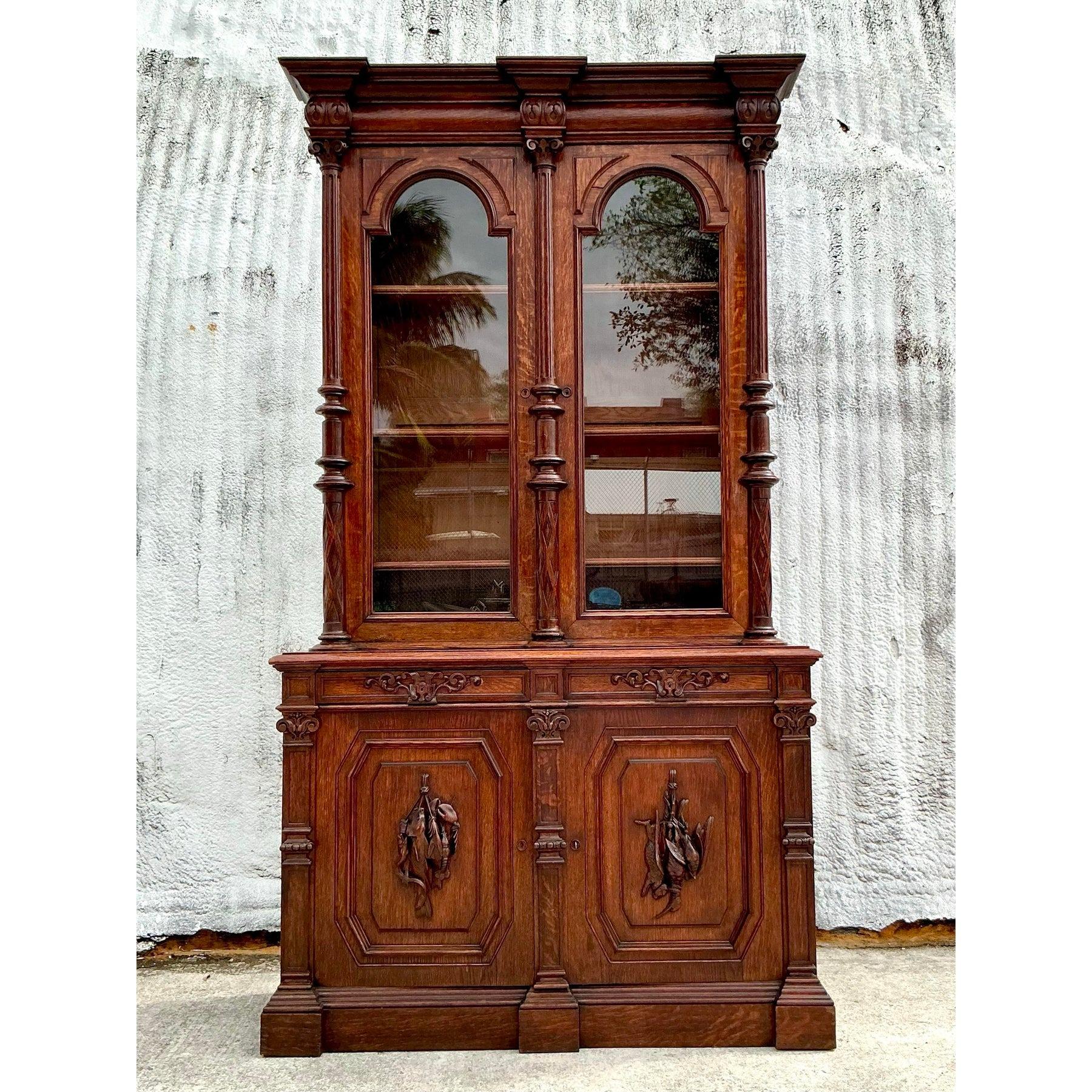 Américain Vieille armoire sculptée Boho Black Forest Monumental en vente