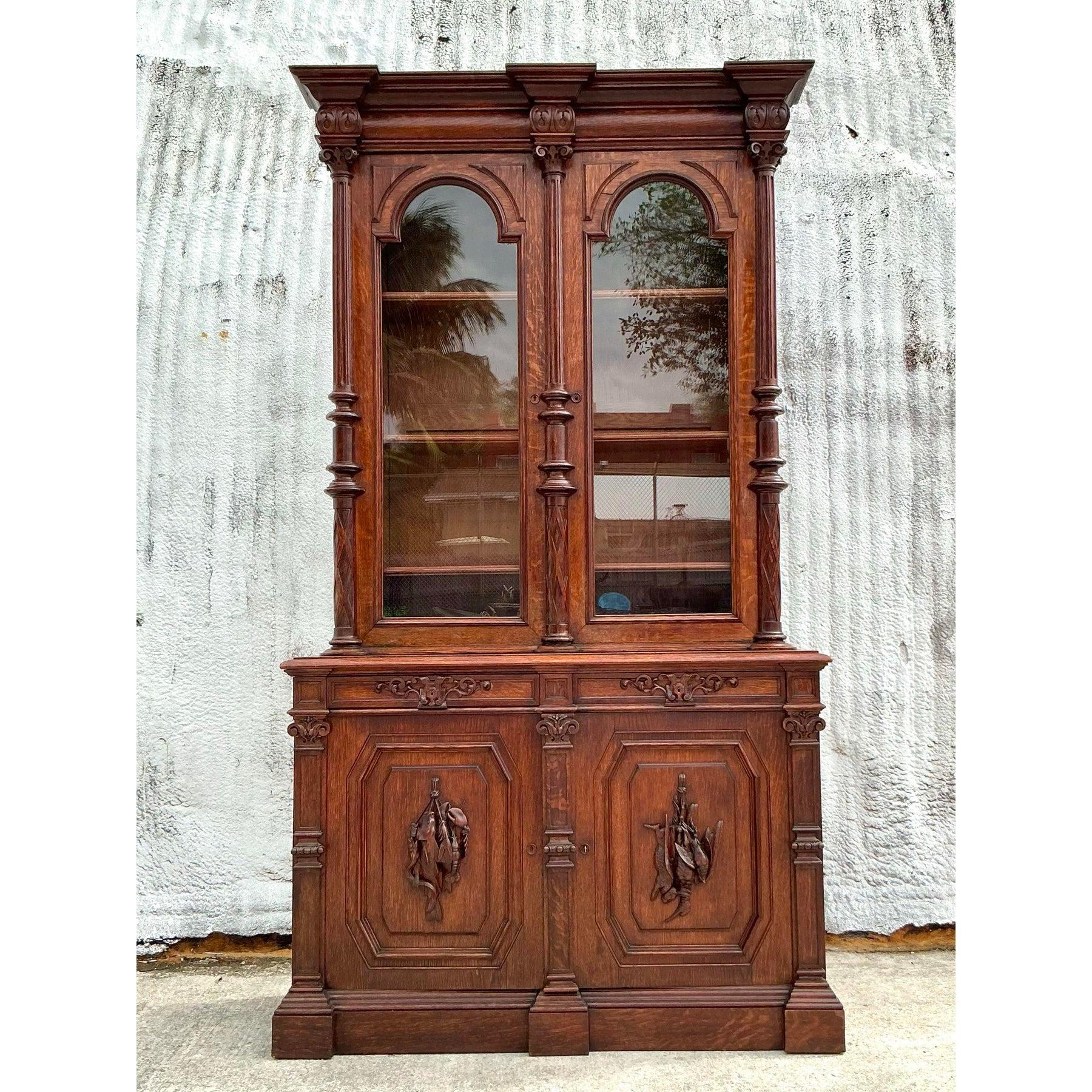 Vieille armoire sculptée Boho Black Forest Monumental Bon état - En vente à West Palm Beach, FL