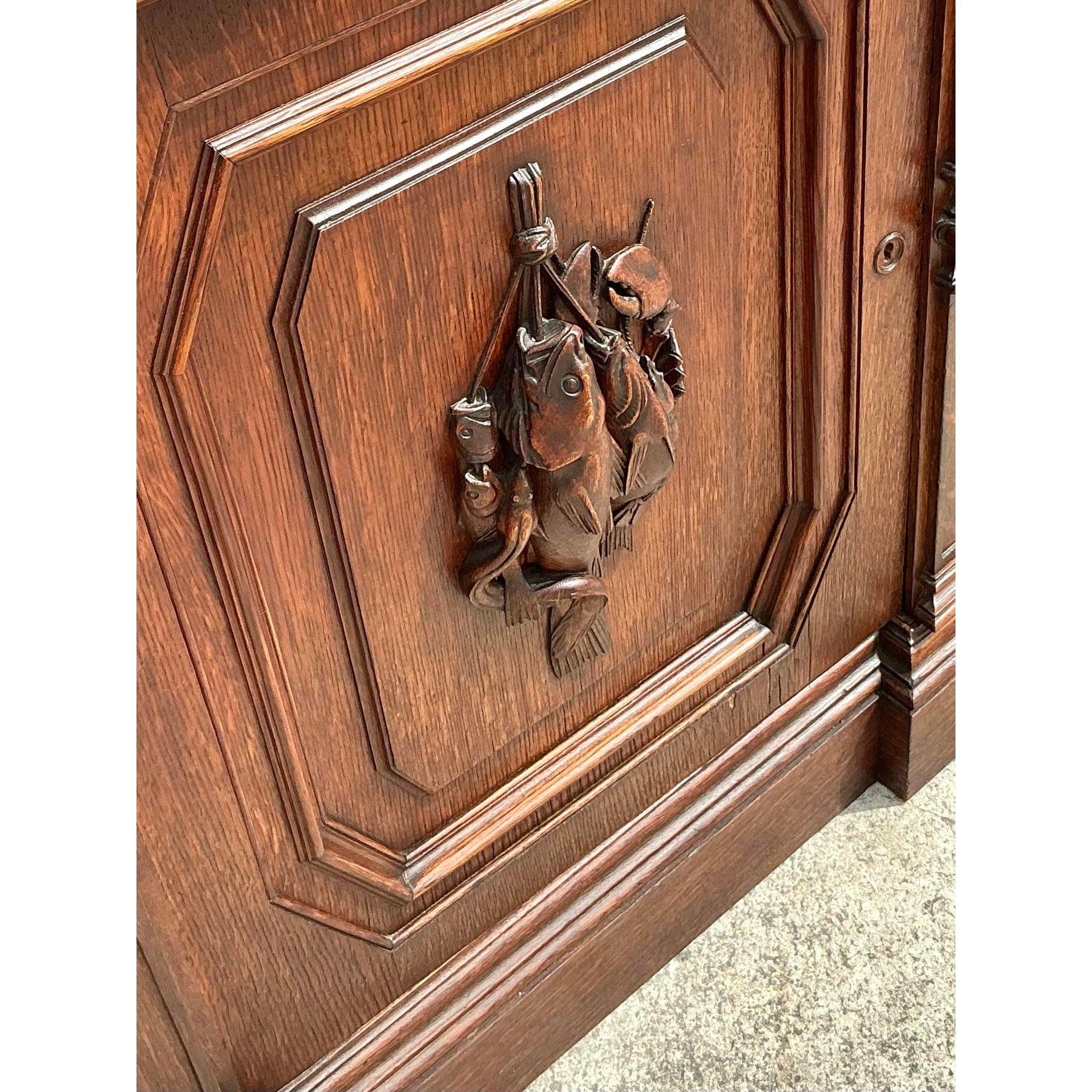 Verre Vieille armoire sculptée Boho Black Forest Monumental en vente