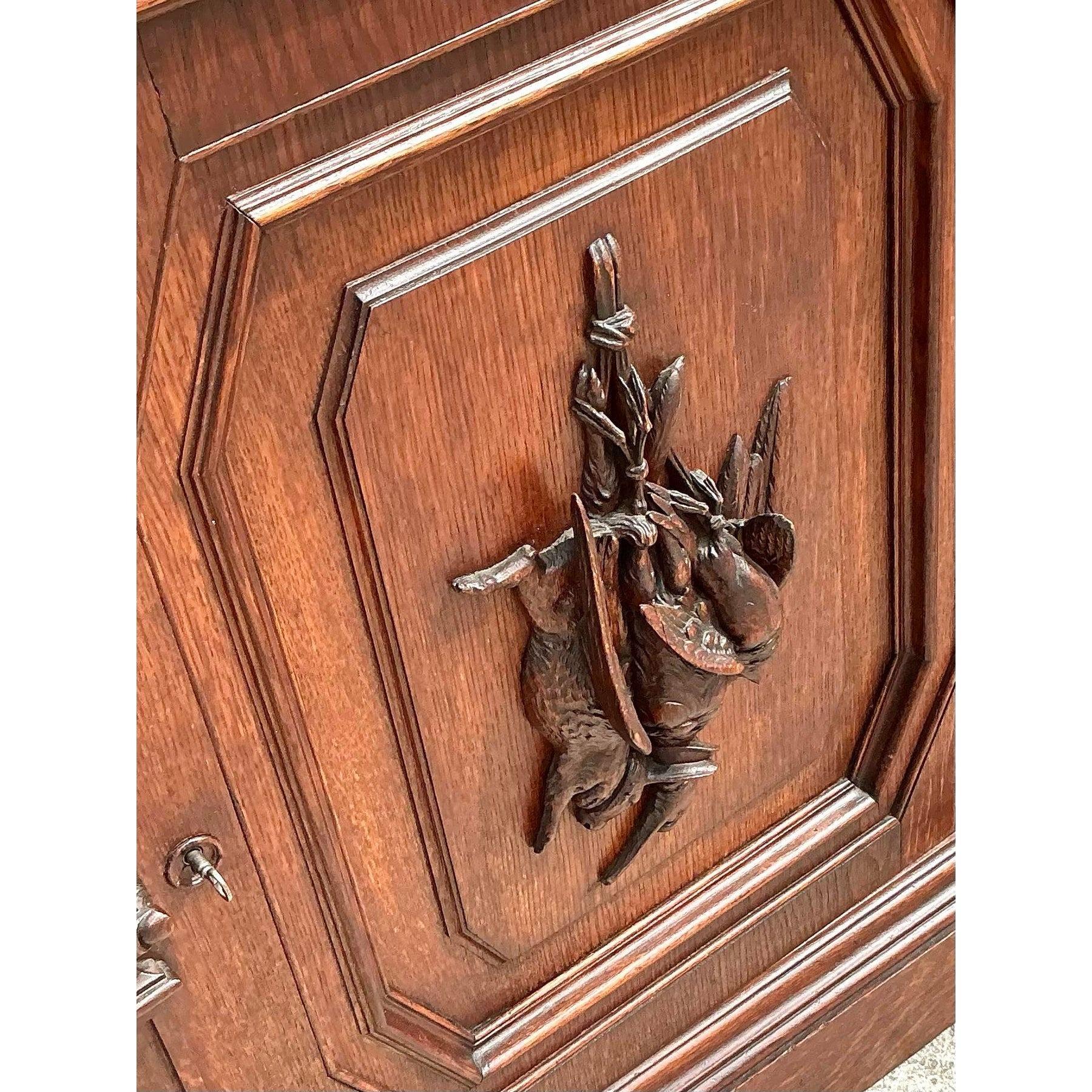 Vieille armoire sculptée Boho Black Forest Monumental en vente 1