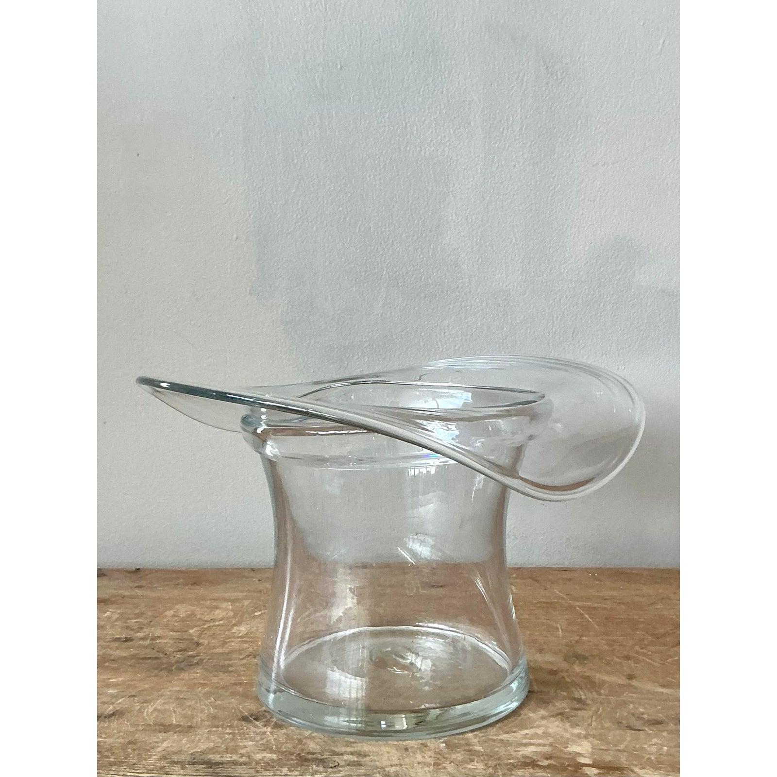 Dieser kultige Vintage-Glashut von Blenko verleiht Ihrer Hausbar oder Ihrem Tisch einen Hauch von Laune. Dieses berühmte Beispiel für amerikanisches Kunstglas aus der Mitte des Jahrhunderts ist handgefertigt aus schwerem, kristallinem Glas mit einer