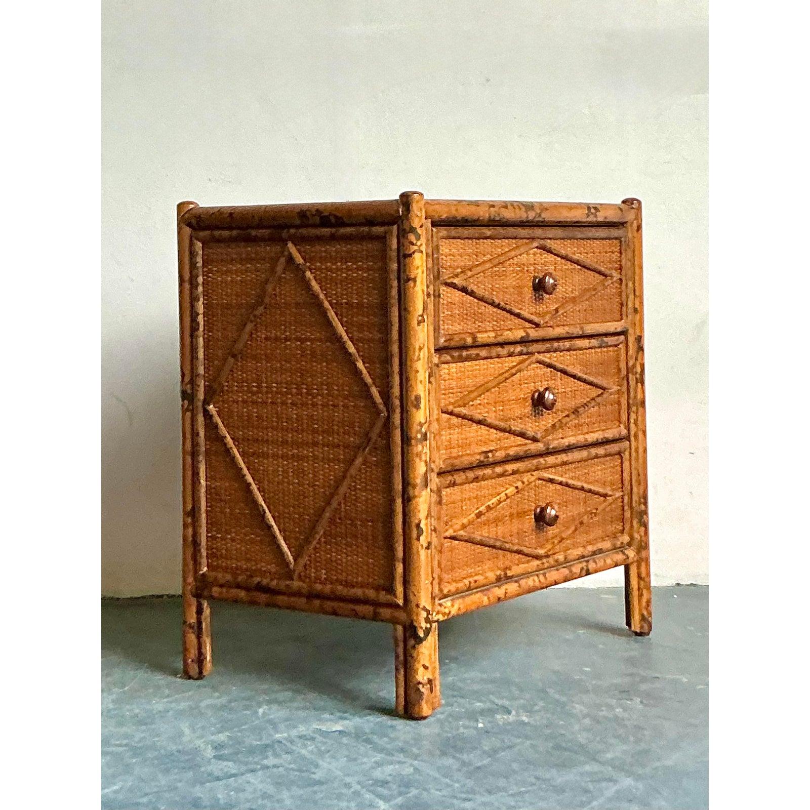 Organico moderno Cassettiera piccola in rattan tartarugato Bloomingdale's, vintage, con un'atmosfera boho. in vendita