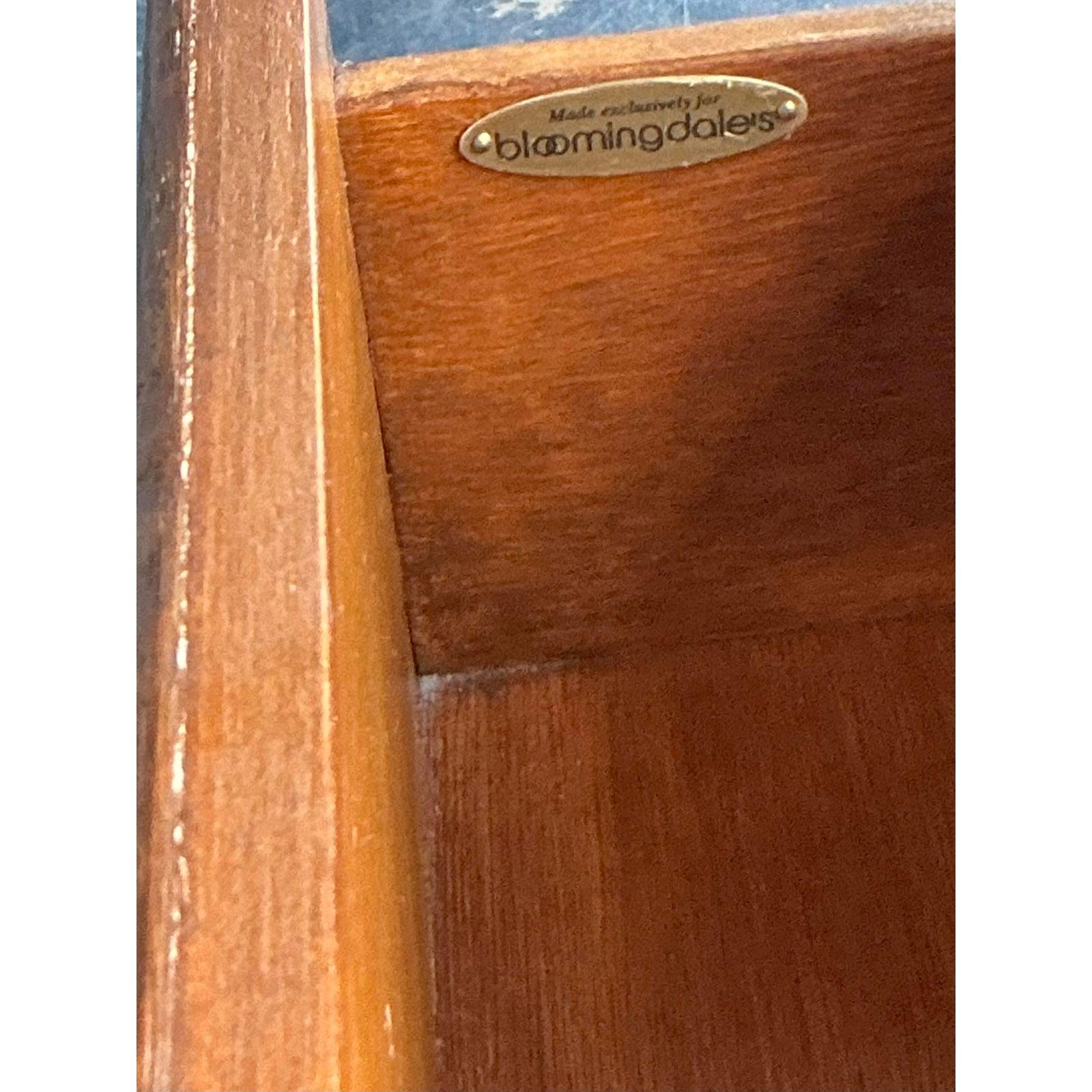 Filippino Cassettiera piccola in rattan tartarugato Bloomingdale's, vintage, con un'atmosfera boho. in vendita