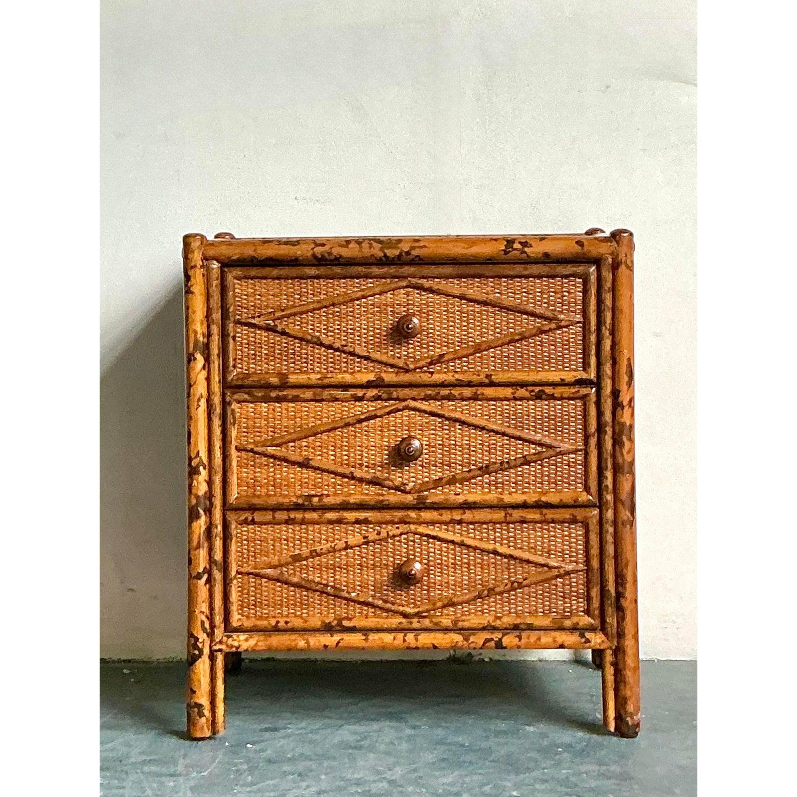 Cassettiera piccola in rattan tartarugato Bloomingdale's, vintage, con un'atmosfera boho. In condizioni buone in vendita a West Palm Beach, FL