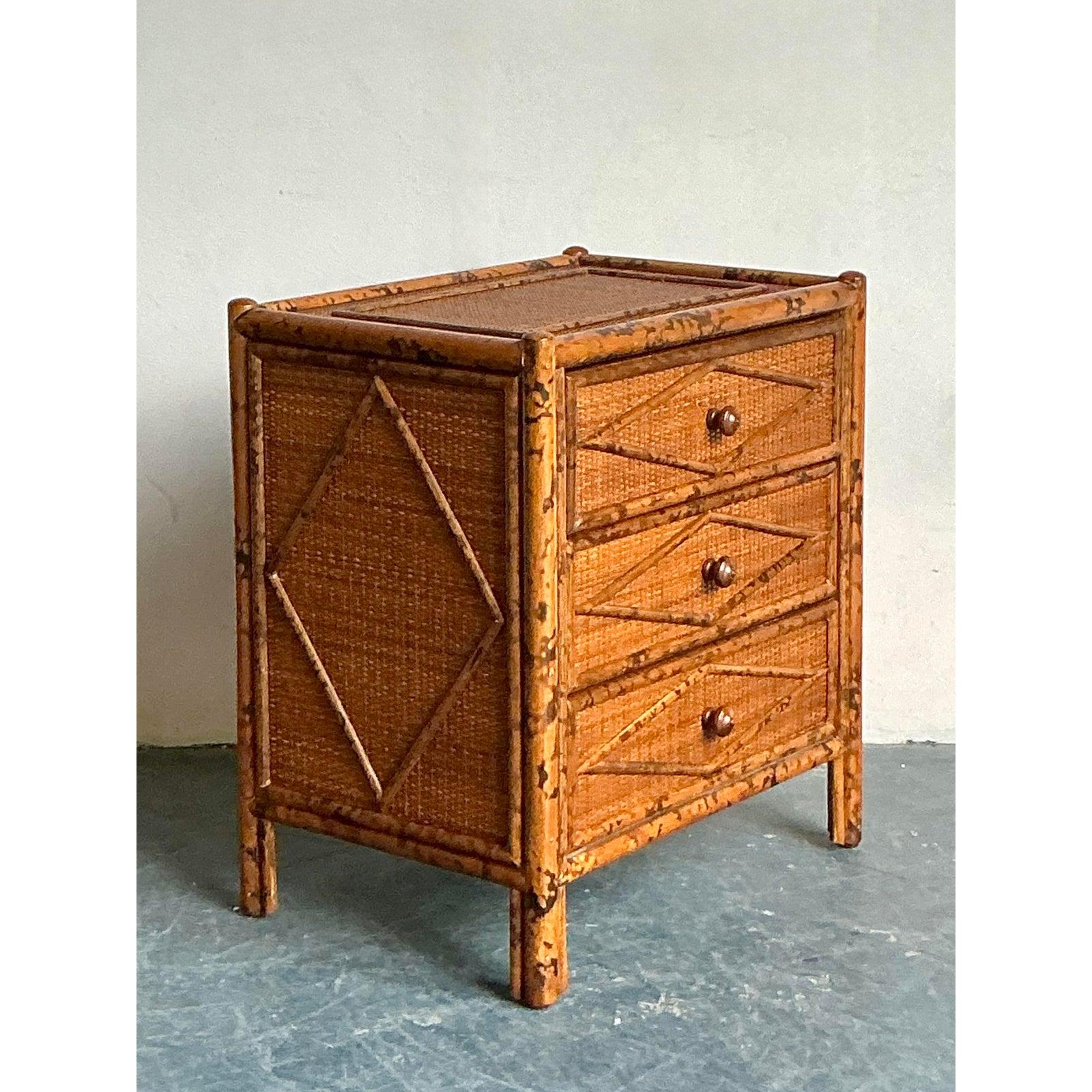 XX secolo Cassettiera piccola in rattan tartarugato Bloomingdale's, vintage, con un'atmosfera boho. in vendita