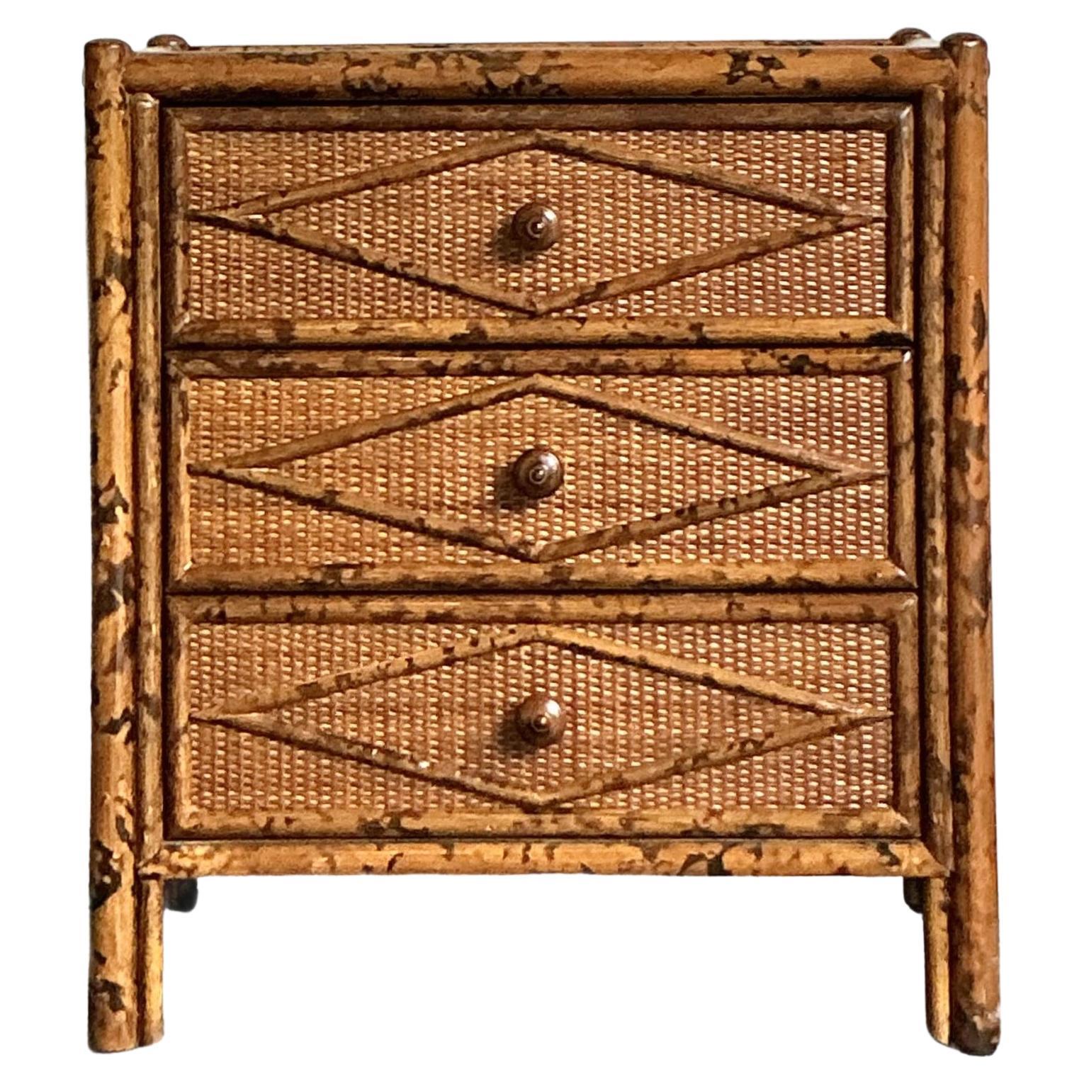 Cassettiera piccola in rattan tartarugato Bloomingdale's, vintage, con un'atmosfera boho. in vendita