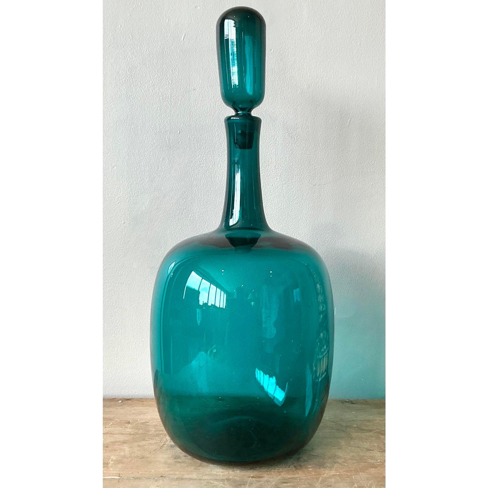 Schmücken Sie Ihre Sammlung mit dieser atemberaubenden mundgeblasenen Vintage-Glaskaraffe im Boho-Stil, die ein lebendiges Zeugnis der Glaskunst aus der Mitte des Jahrhunderts darstellt. Dieses auffällige Stück besticht durch seinen fesselnden
