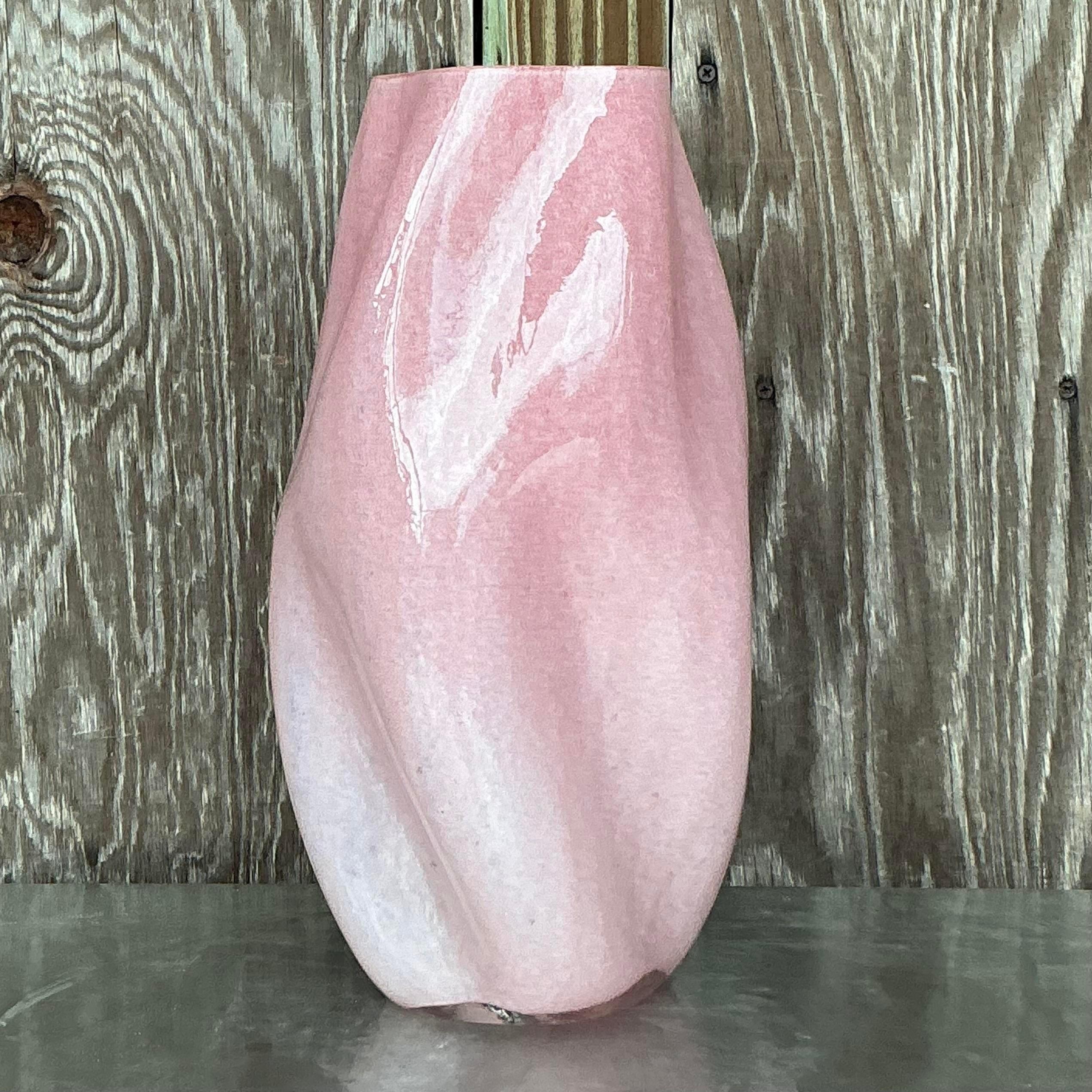 Ajoutez une touche de charme éclectique à votre espace avec cette lampe Vintage Boho en verre soufflé. Son design unique, soufflé à la main, présente des formes organiques et des teintes chaudes qui apportent à la fois de la lumière et du caractère