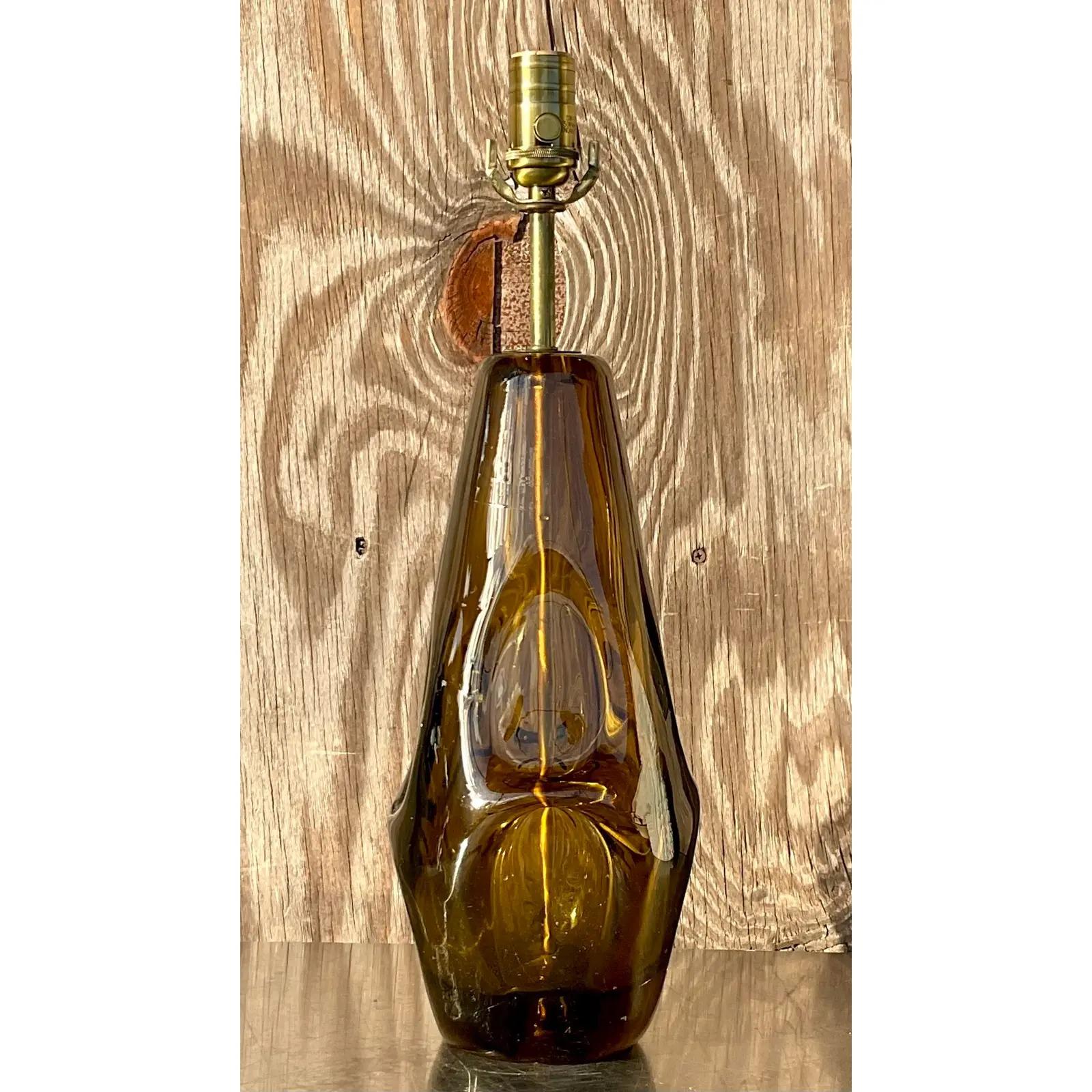 A fabulous vintage Boho table lamp. Beautiful blown glass in a deep Smokey golden brown color. Brushed brass hardware. Acquired from a Palm Beach estate.

The lamp is in great vintage condition. Minor scuffs and blemishes appropriate to its age and