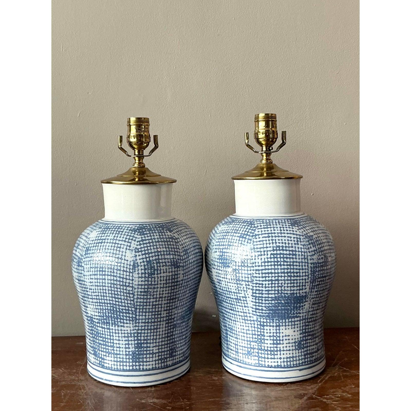 Aggiungi un tocco di eleganza senza tempo ai tuoi interni con questa bellissima coppia di lampade da tavolo vintage. Realizzata in ceramica di alta qualità, ogni lampada presenta la classica silhouette di un barattolo di zenzero, splendidamente