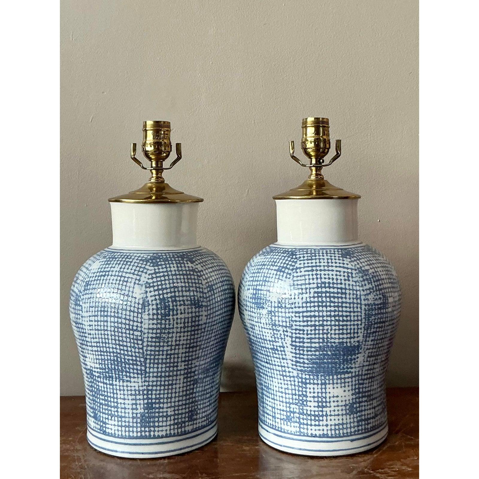 Lampade vintage in ceramica smaltata con stampa blu Boho - una coppia In condizioni buone in vendita a West Palm Beach, FL
