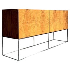Libro boho vintage a juego con una credenza de madera de burl según Thayer Coggin