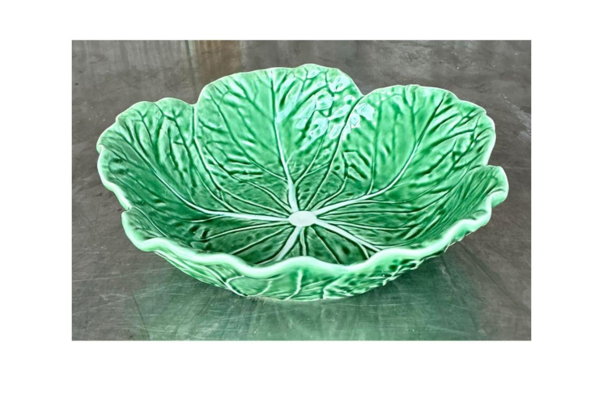 Bol para coles Vintage Boho Bordallo Pinheiro - Una caprichosa mezcla de arte inspirado en la naturaleza y estilo boho. Esta encantadora pieza de cerámica, diseñada por el icónico Bordallo Pinheiro, presenta intrincados detalles de hojas de col en