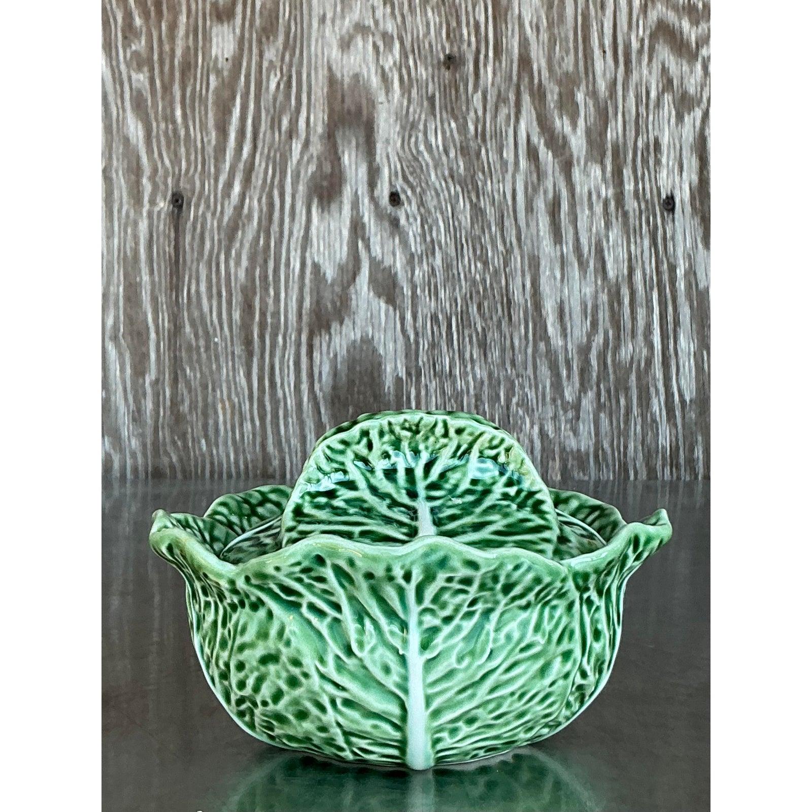 20ième siècle Bol à couvercle à chou en céramique émaillée Pinheiro Bordallo Boho en vente