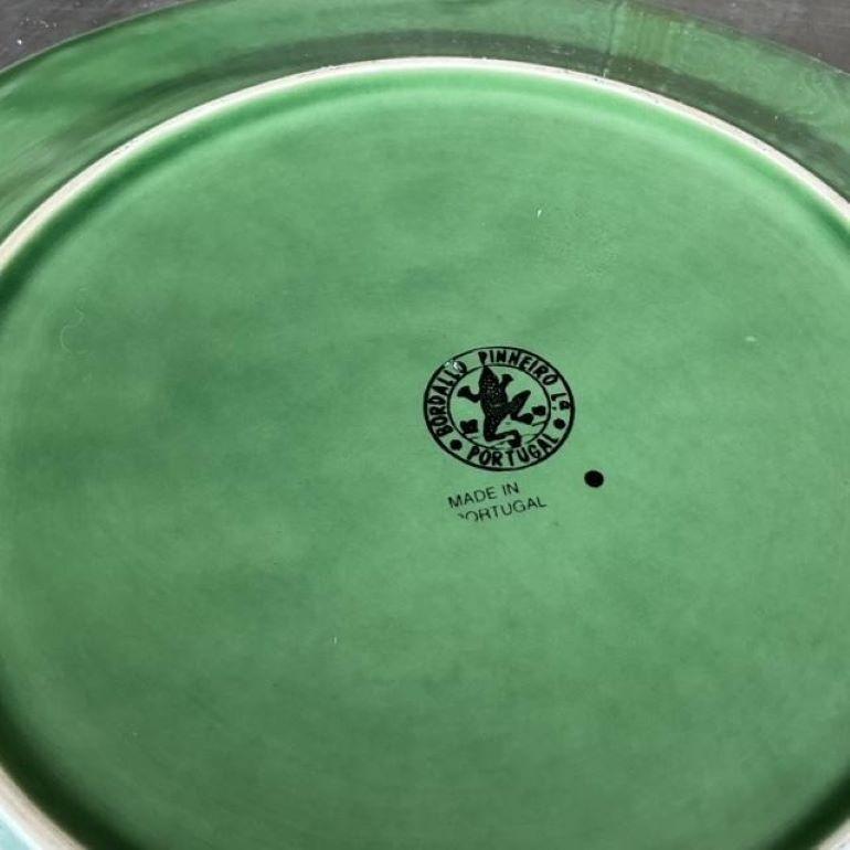 Añade un toque de fantasía a tu mesa con esta bandeja de cerámica esmaltada vintage Boho Bordallo Pinheiro. Una pieza única y encantadora para cualquier colección.