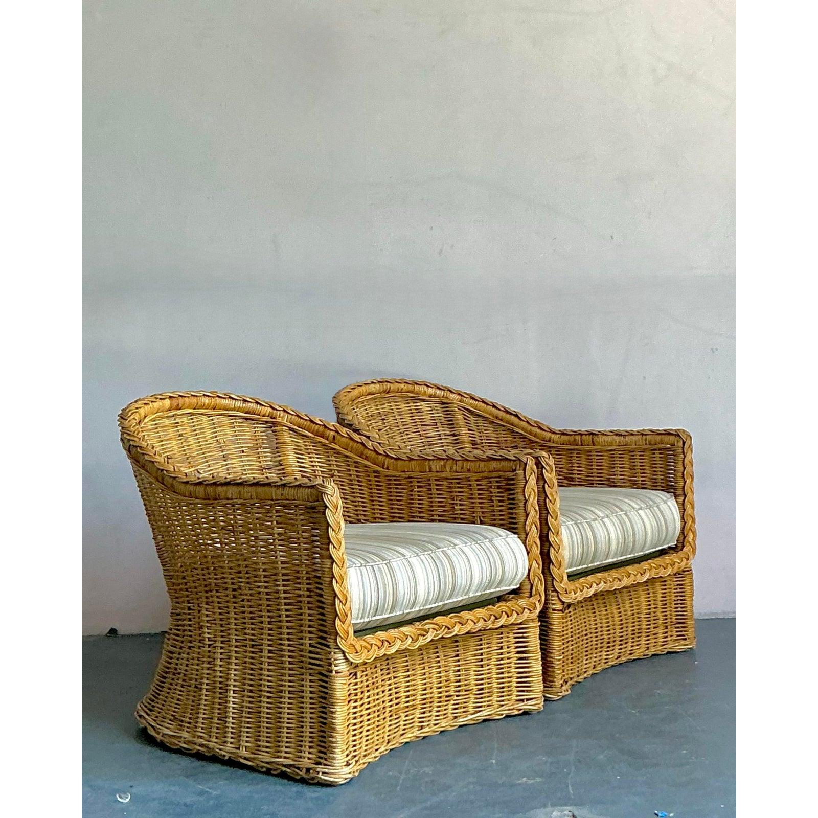 Eleganza rilassata degli anni '70 con questa affascinante coppia di sedie da salotto in rattan intrecciato vintage Boho. Queste sedie sono la quintessenza del design bohémien, con telai in rattan intrecciati che emanano fascino naturale e