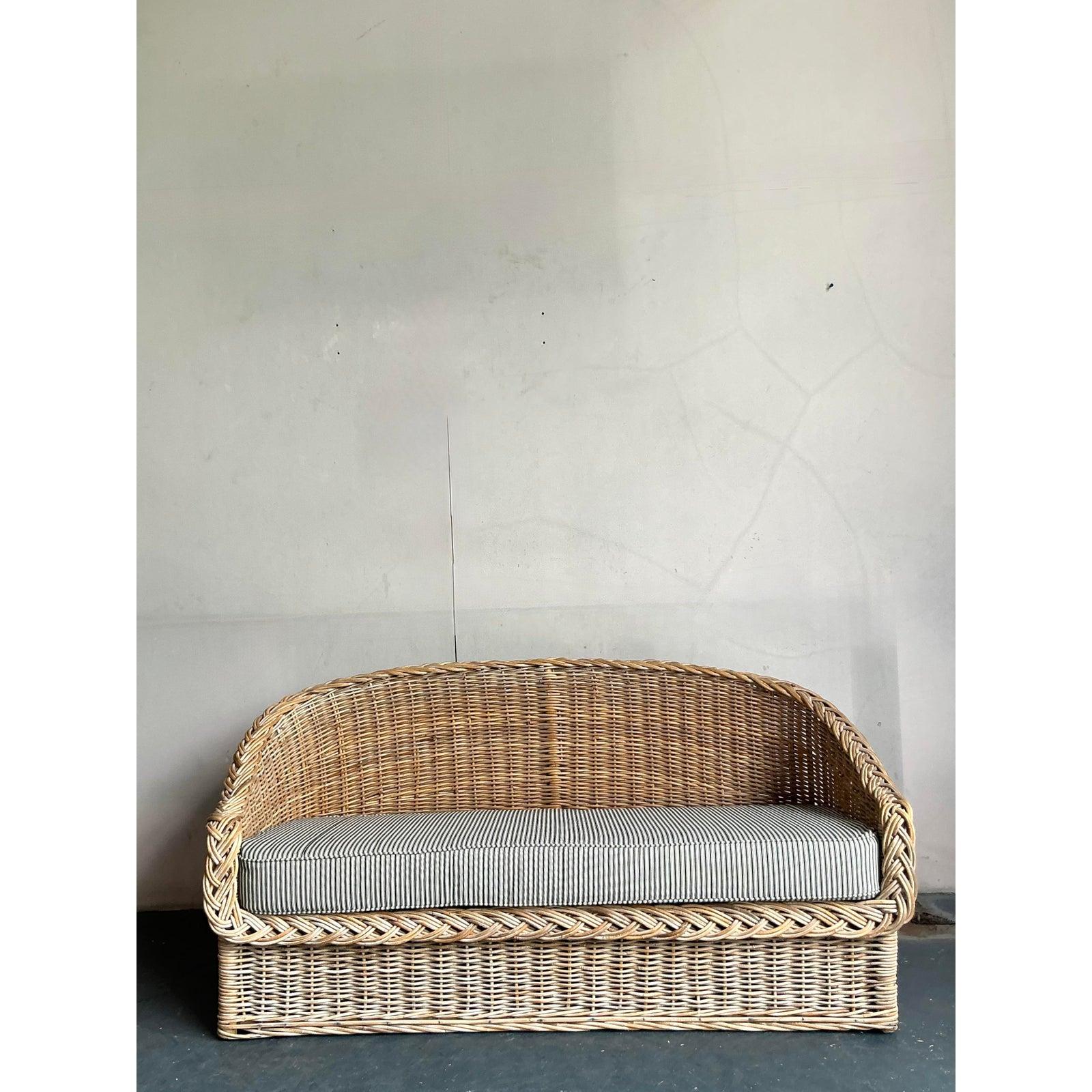 Canapé vintage Boho en rotin tressé avec matelas à tiques Bon état - En vente à West Palm Beach, FL
