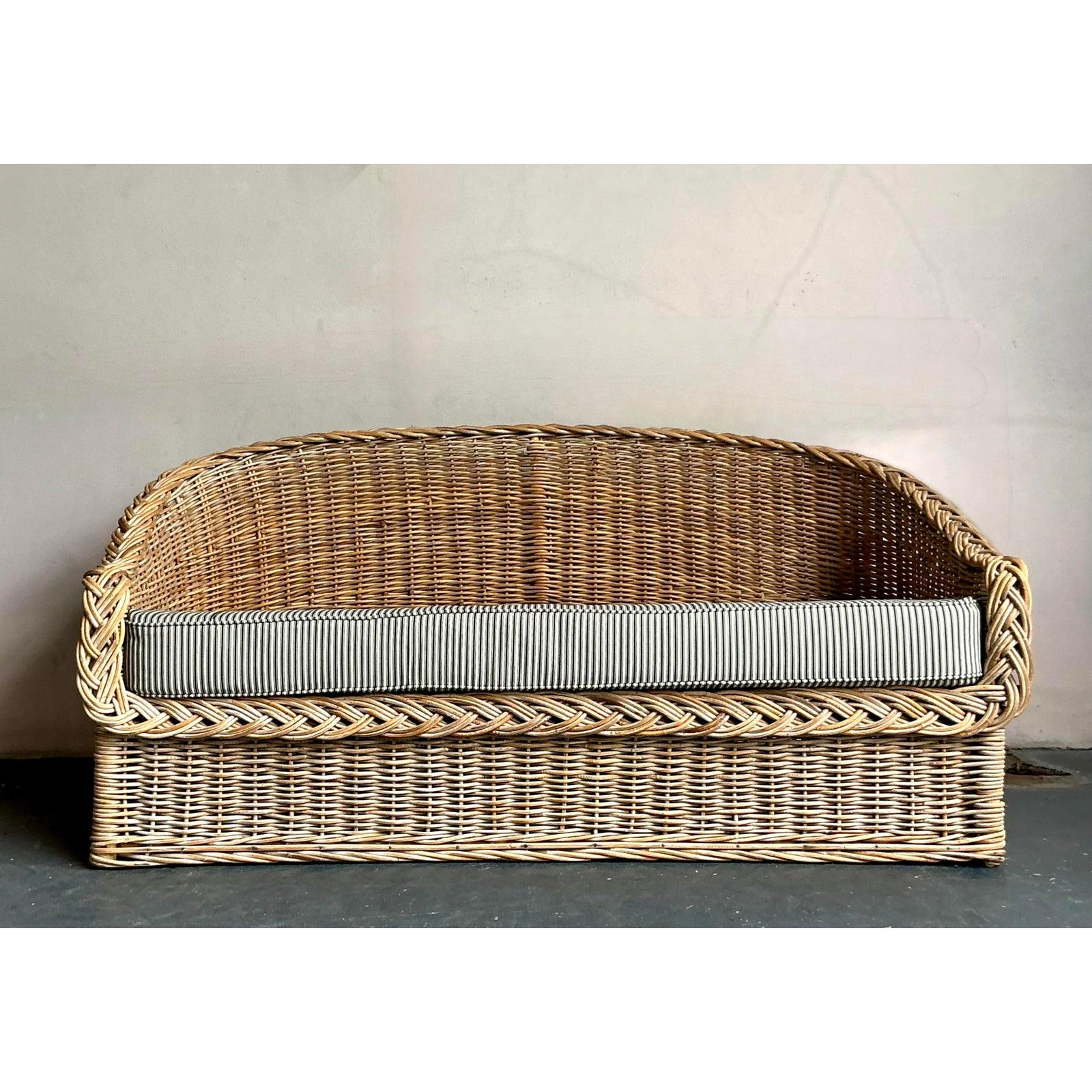 20ième siècle Canapé vintage Boho en rotin tressé avec matelas à tiques en vente