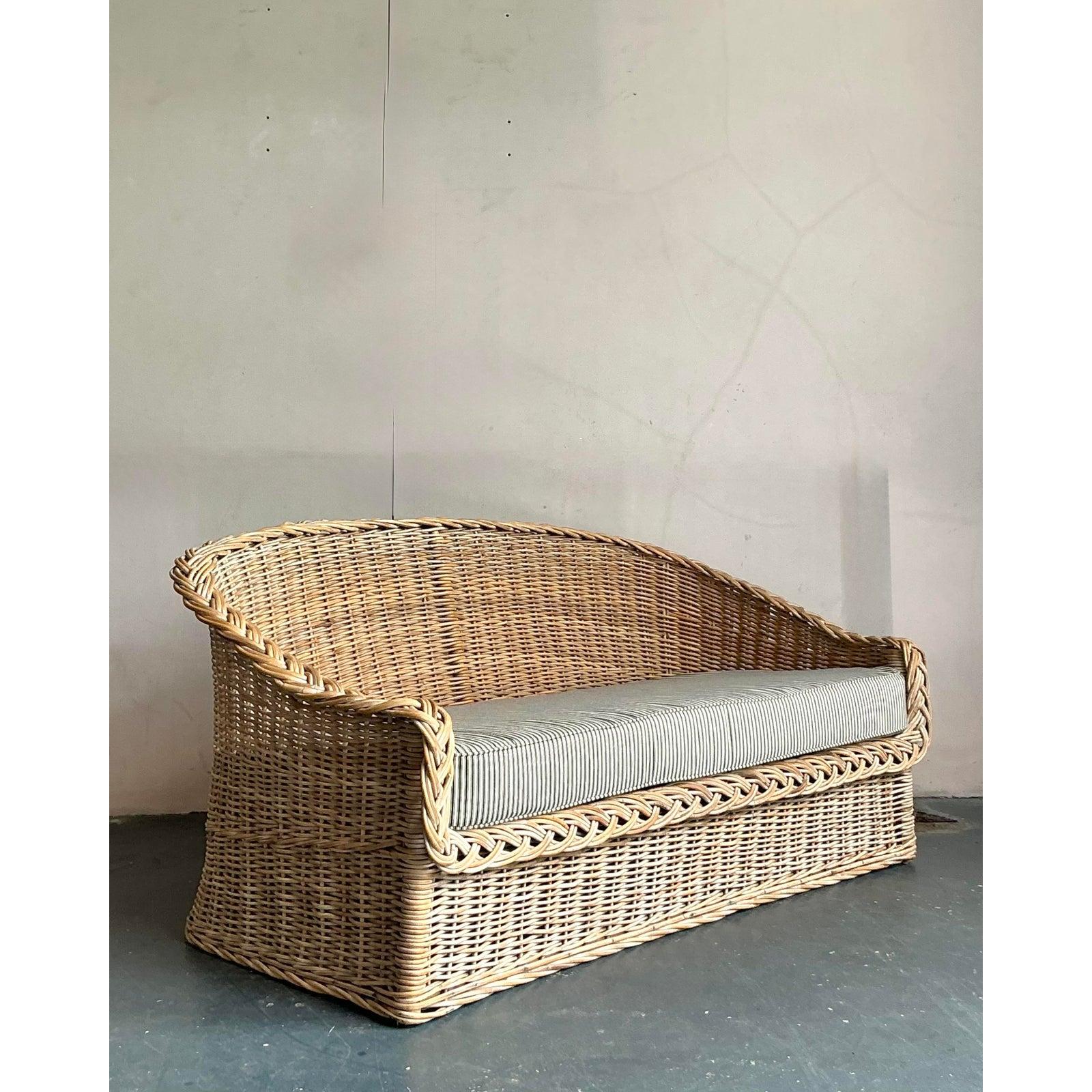 Tissu Canapé vintage Boho en rotin tressé avec matelas à tiques en vente