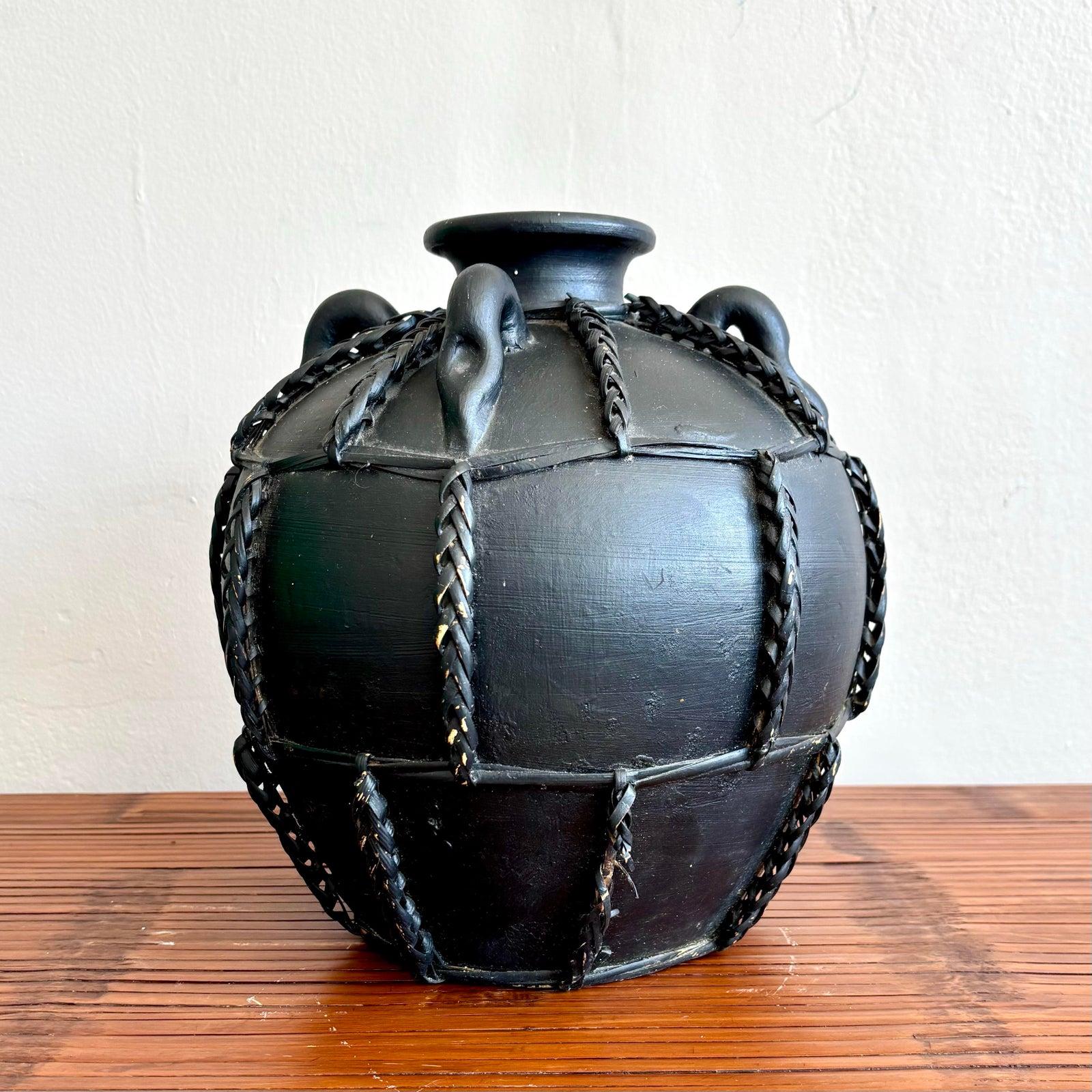 Vintage Boho geflochten Rattan Studio Pottery Krug (amerikanisch) im Angebot