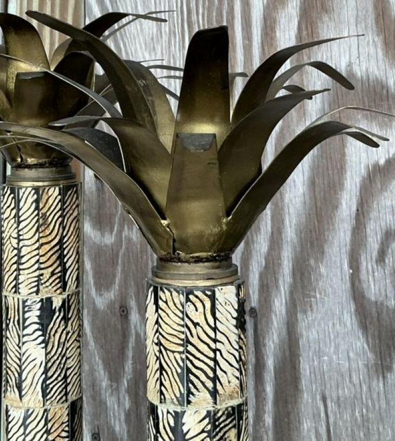 Eleva il tuo spazio con questo splendido set di 2 candelieri vintage Boho, realizzati in ottone e ornati con gusci di noce di cocco dalla splendida texture. Il loro design unico fonde elementi naturali con un tocco glam, perfetto per aggiungere