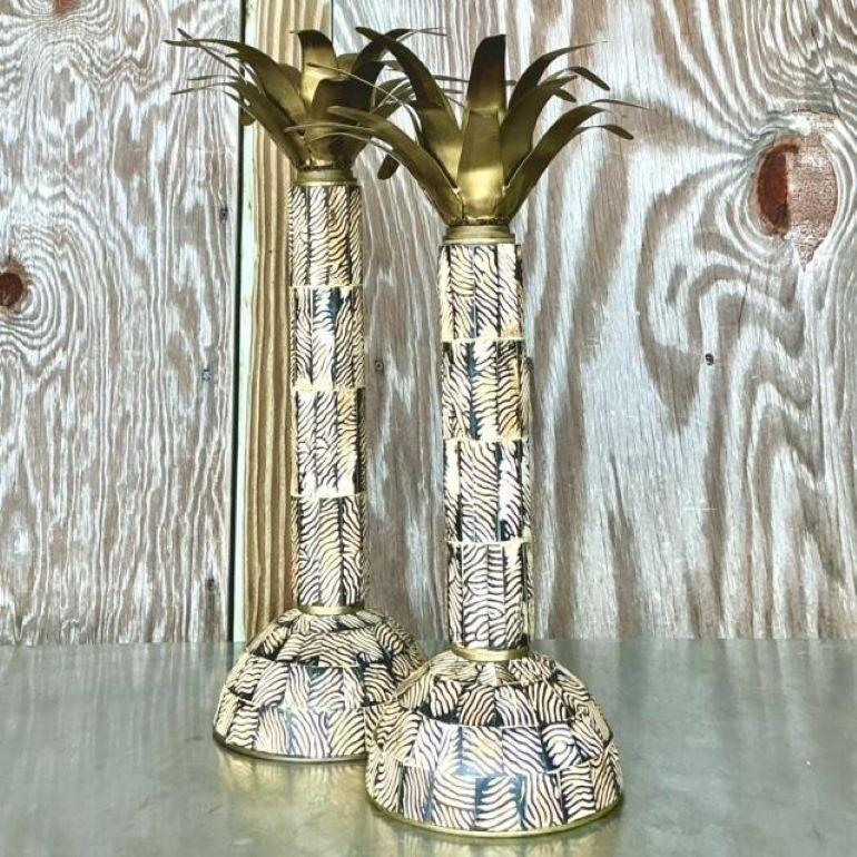 Filippino Candelieri d'epoca in ottone e conchiglia di cocco - Set di 2 in vendita