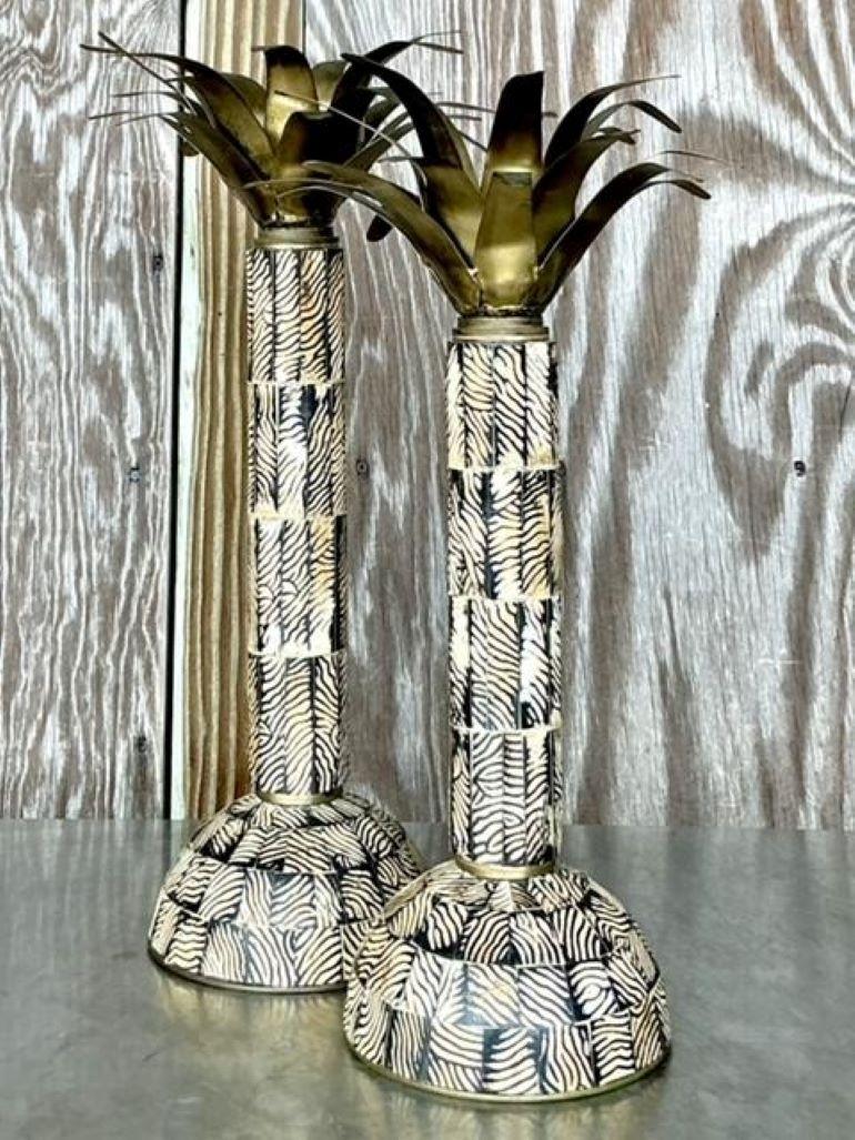 Candelieri d'epoca in ottone e conchiglia di cocco - Set di 2 In condizioni buone in vendita a West Palm Beach, FL