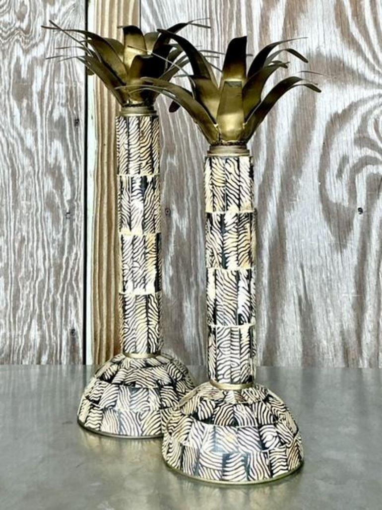 XX secolo Candelieri d'epoca in ottone e conchiglia di cocco - Set di 2 in vendita