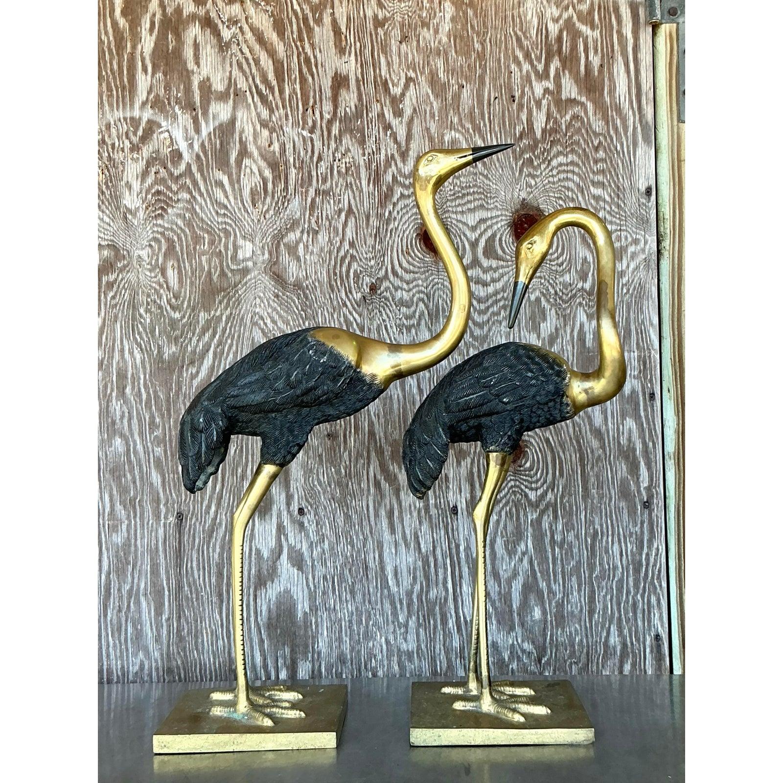 Elegia il tuo spazio con questa coppia di sculture di gru vintage in ottone e peltro, che emanano un'aria di eleganza e maestria. Le figure splendidamente scolpite presentano colli graziosamente allungati e corpi piumati finemente dettagliati,