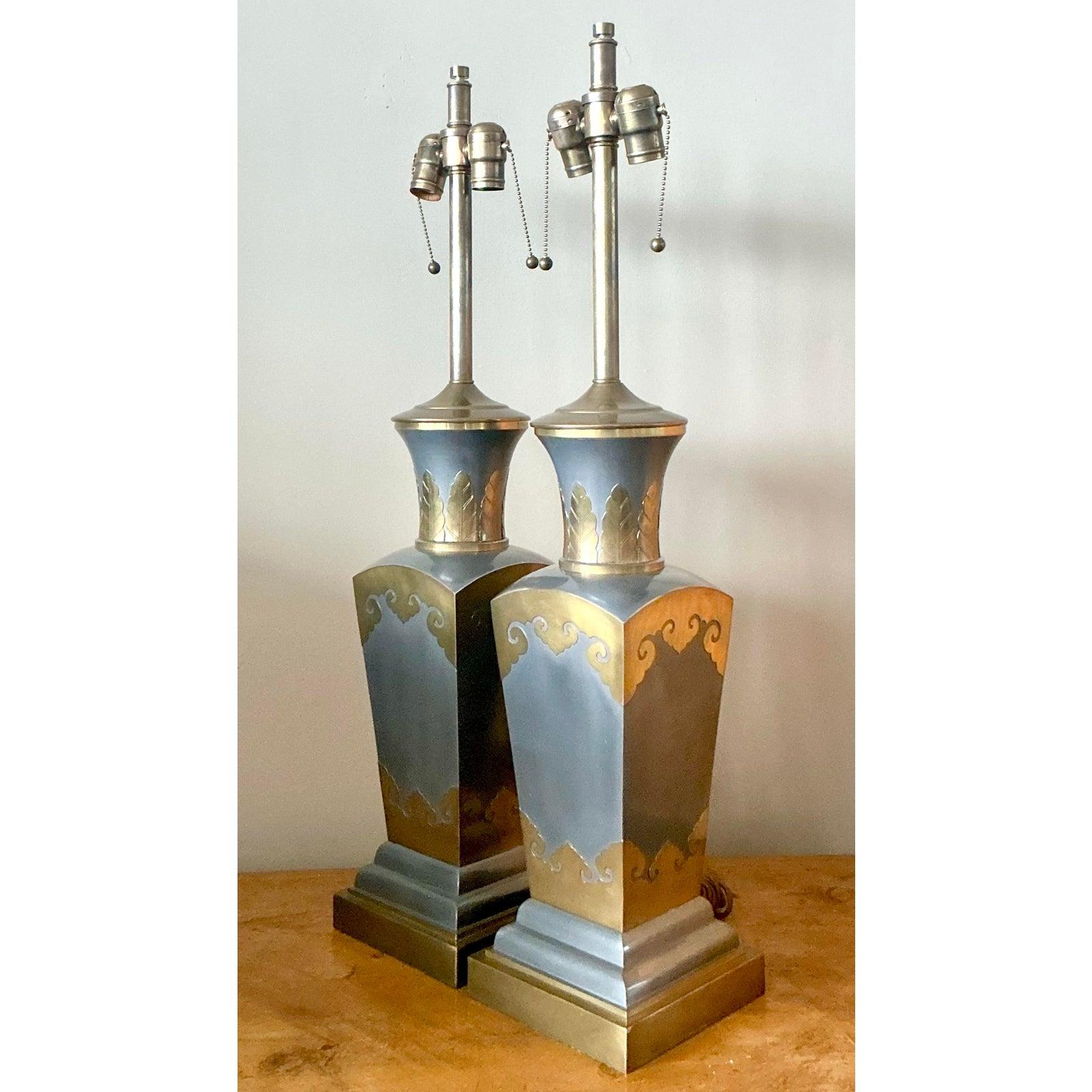 Paire de lampes Urnes Vintage Boho en laiton et étain Bon état - En vente à West Palm Beach, FL