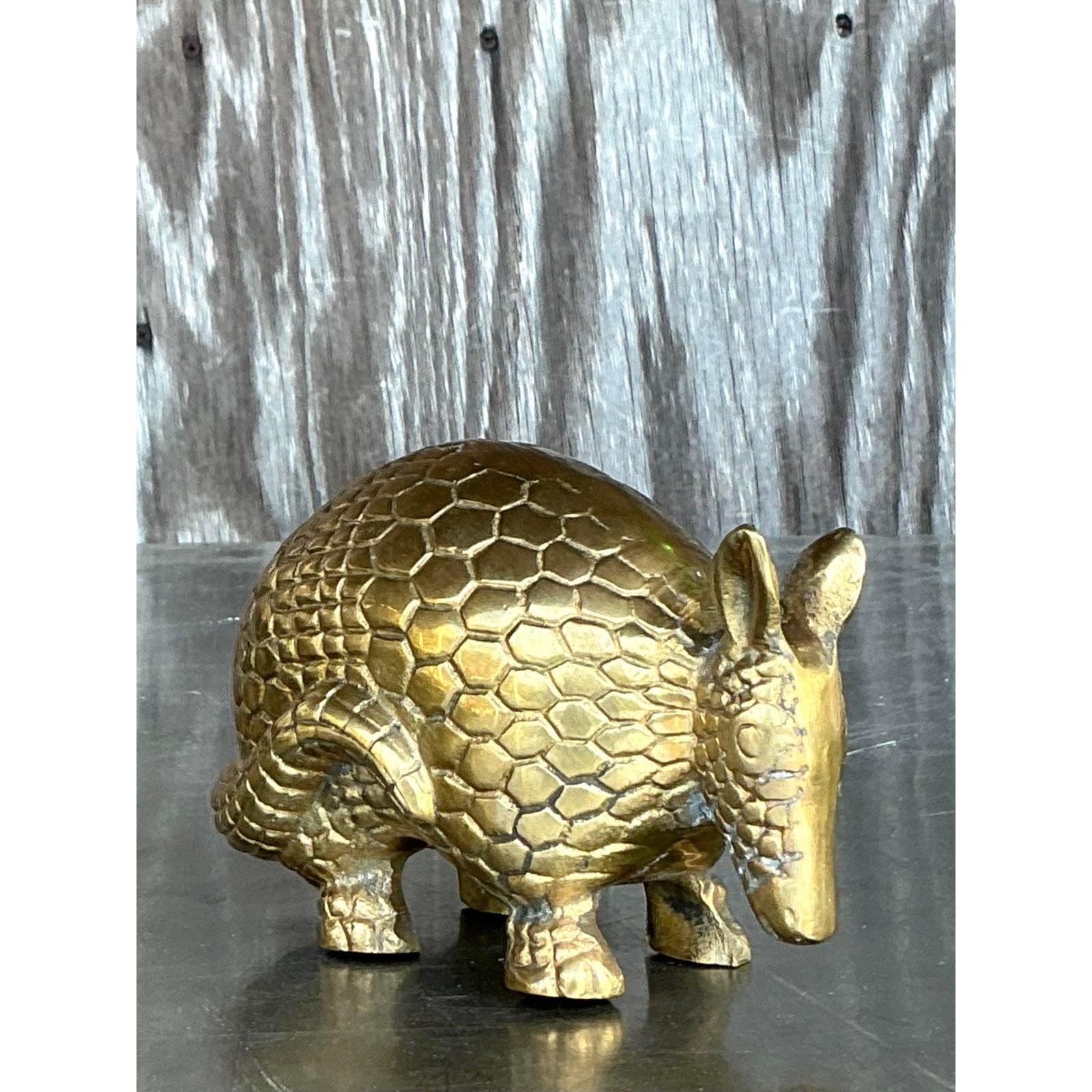 Cette charmante sculpture de tatou vintage en laiton est un ajout délicieux à tout espace d'inspiration éclectique ou bohème. Fabriquée avec des détails complexes, la coquille texturée et les caractéristiques expressives apportent un caractère
