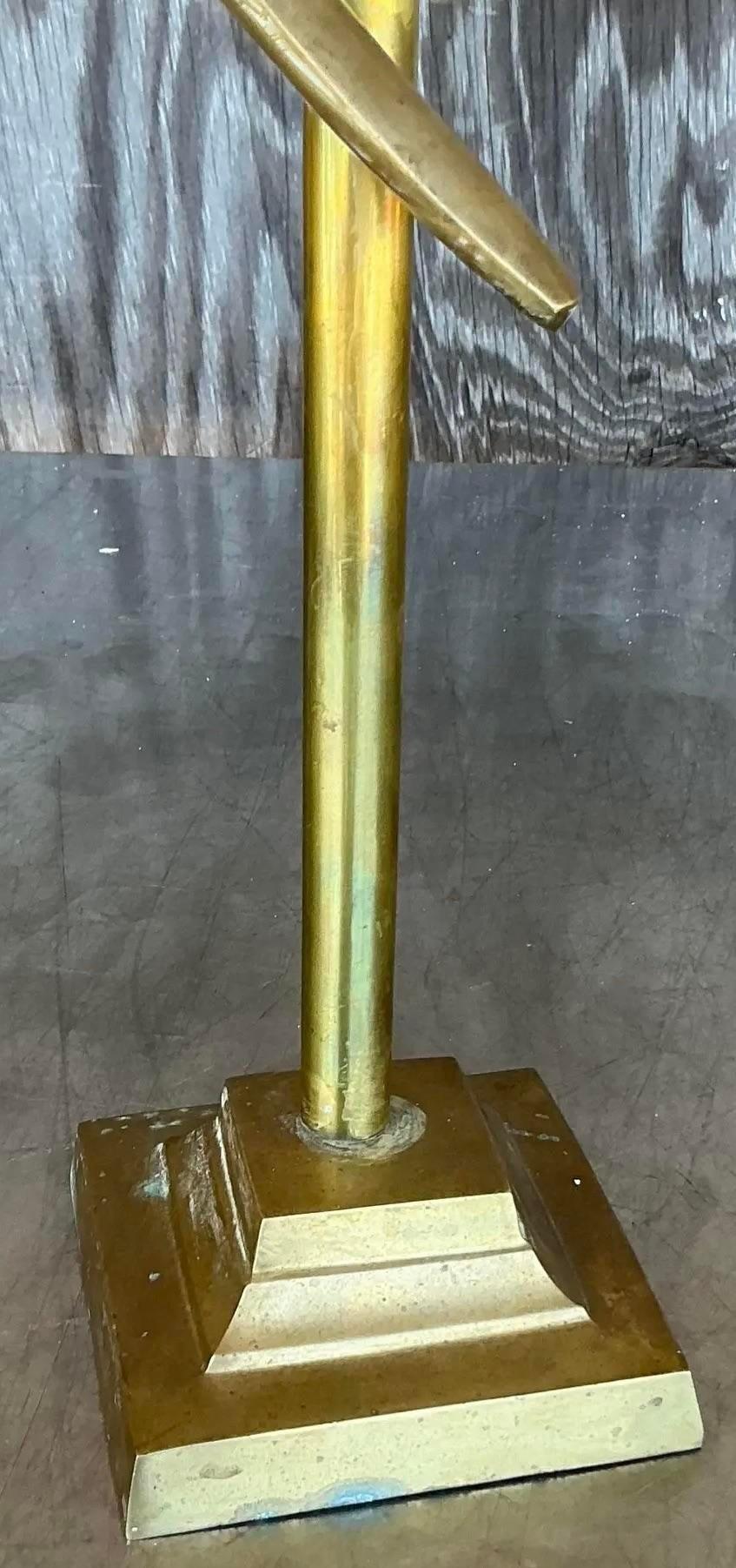 Un favoloso uccello Boho vintage su un piedistallo. Un piccolo e affascinante oggetto che sicuramente abbellirà qualsiasi spazio. Acquistato da una proprietà di Palm Beach. 