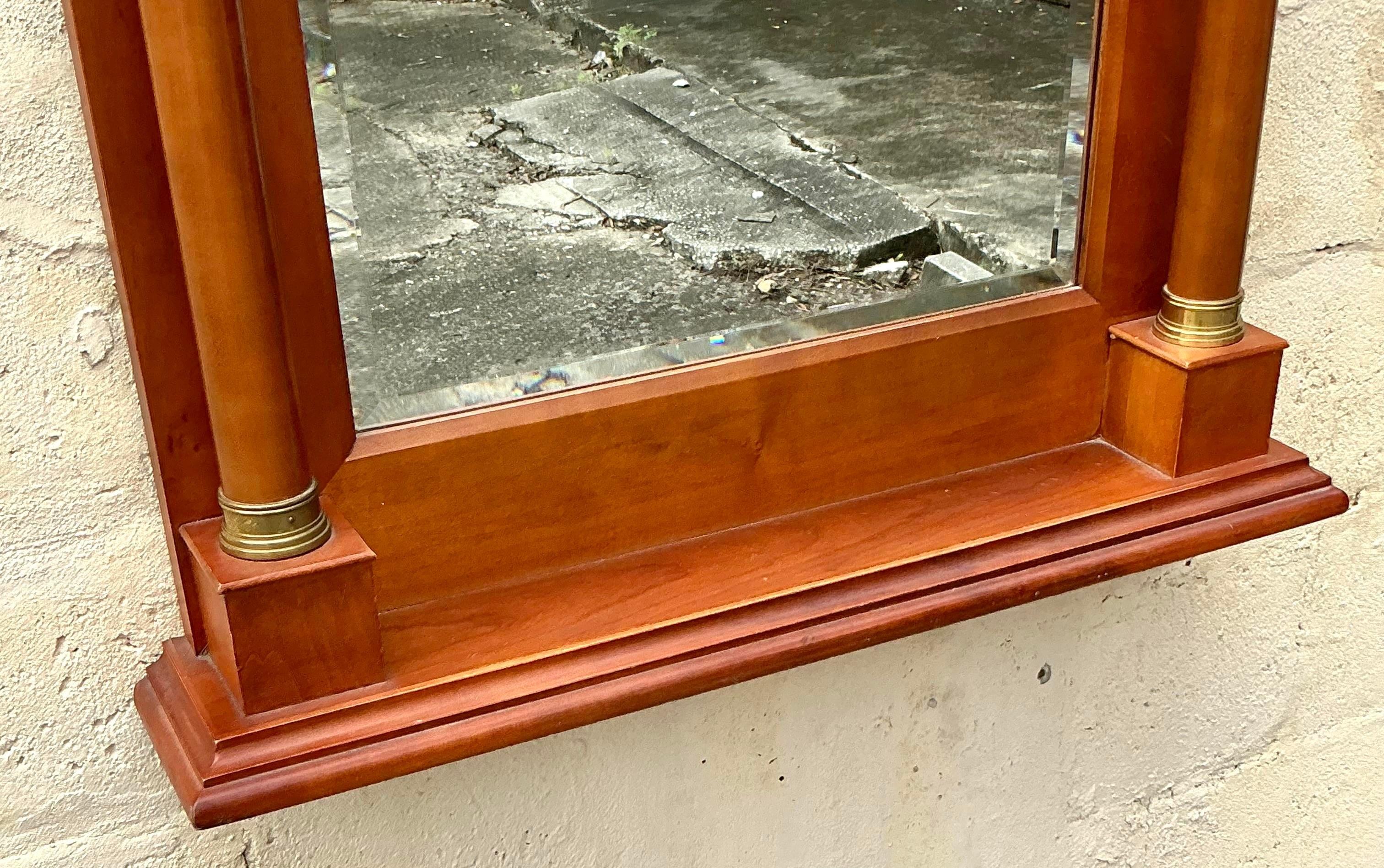 Embrassez le charme boho-chic avec ce miroir à fronton à manchettes en laiton vintage. Son cadre en laiton, doté d'un fronton unique, ajoute une touche éclectique et audacieuse à votre décor. Parfait pour créer un point focal, ce miroir allie le